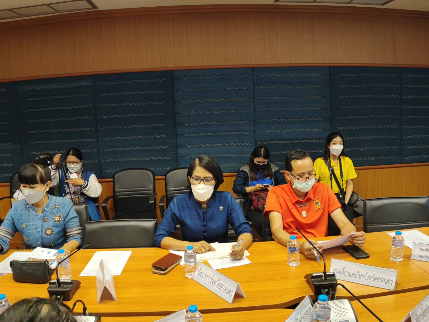 จังหวัดสกลนคร : จัดประชุมเตรียมความพร้อมการลงพื้นที่ขับเคลื่อนการพัฒนาเศรษฐกิจจังหวัดสกลนคร