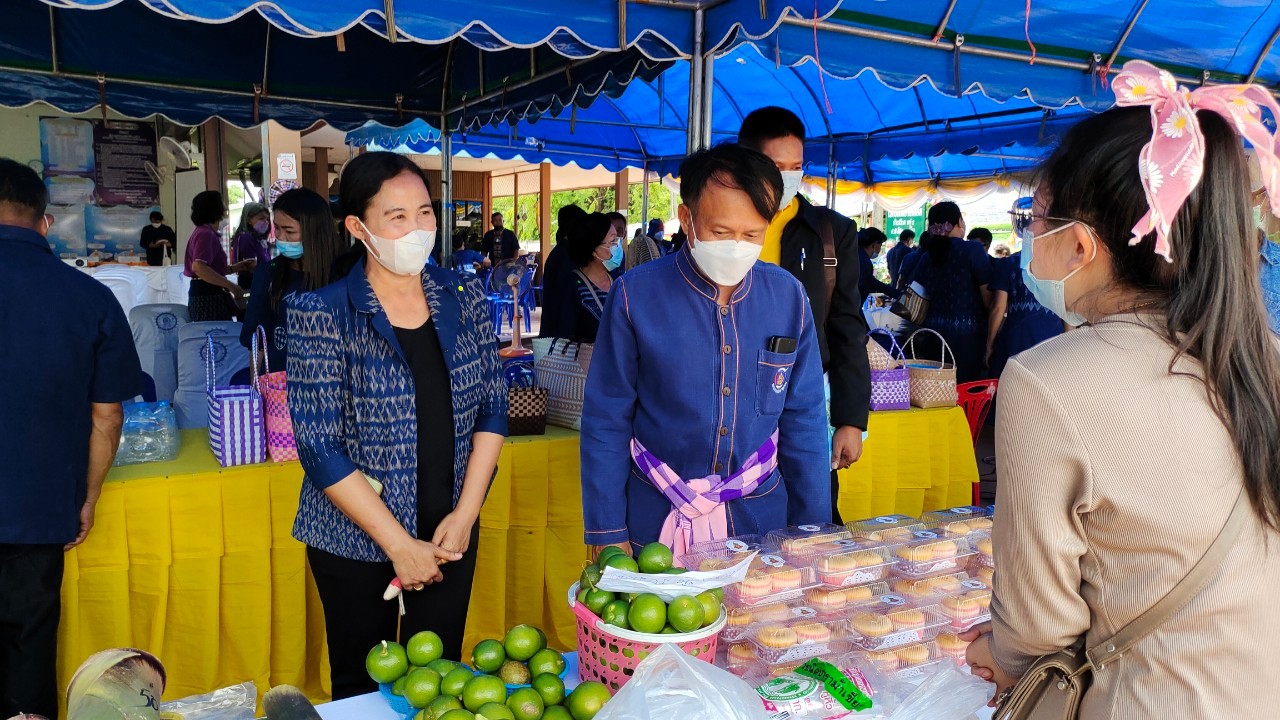 จังหวัดสกลนคร : คัดสรรหมู่บ้านเศรษฐกิจพอเพียง ”อยู่เย็น เป็นสุข”และตำบลเข้มแข็งตามหลักปรัชญาของเศรษฐกิจพอเพียงดีเด่น ระดับจังหวัด ประจำปี 2565