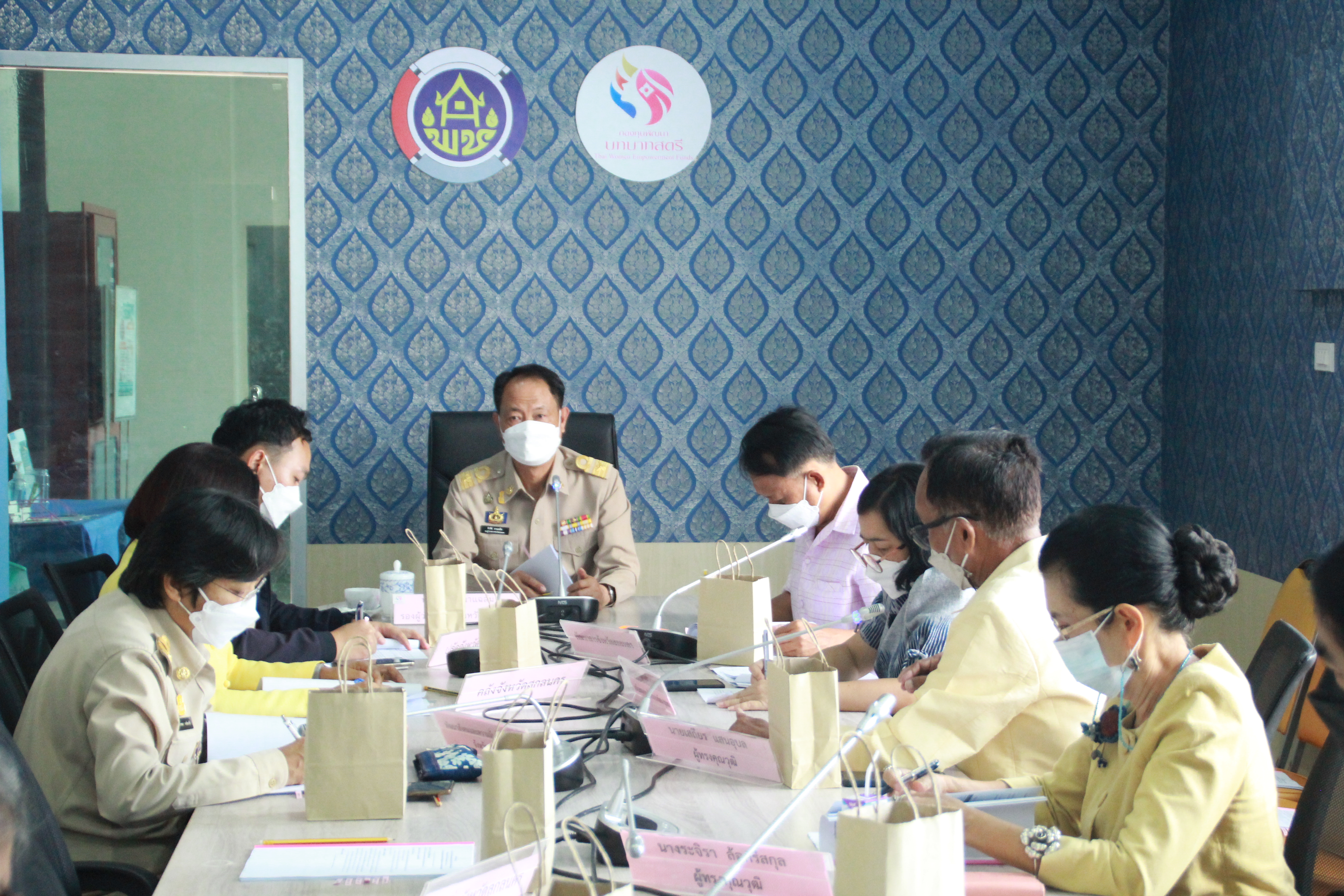 จังหวัดสกลนคร : ประชุมคณะอนุกรรมการบริหารกองทุนพัฒนาบทบาทสตรีจังหวัดสกลนคร