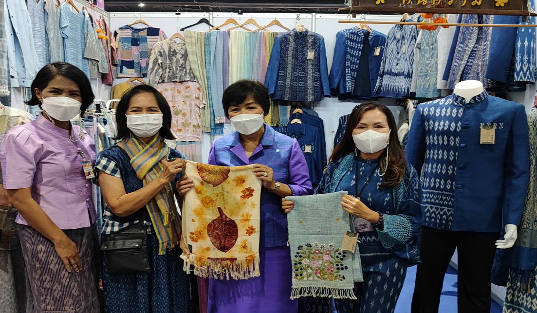 จังหวัดสกลนคร : ร่วมพิธีเปิดงาน OTOP Midyear  2022