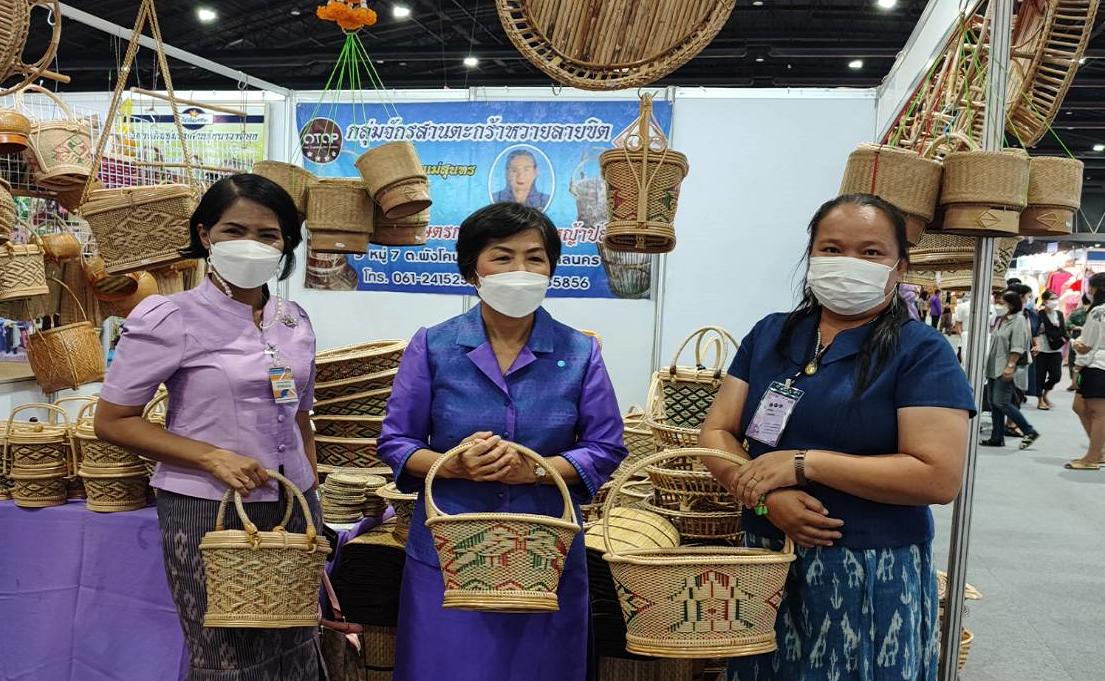 จังหวัดสกลนคร : ร่วมพิธีเปิดงาน OTOP Midyear  2022