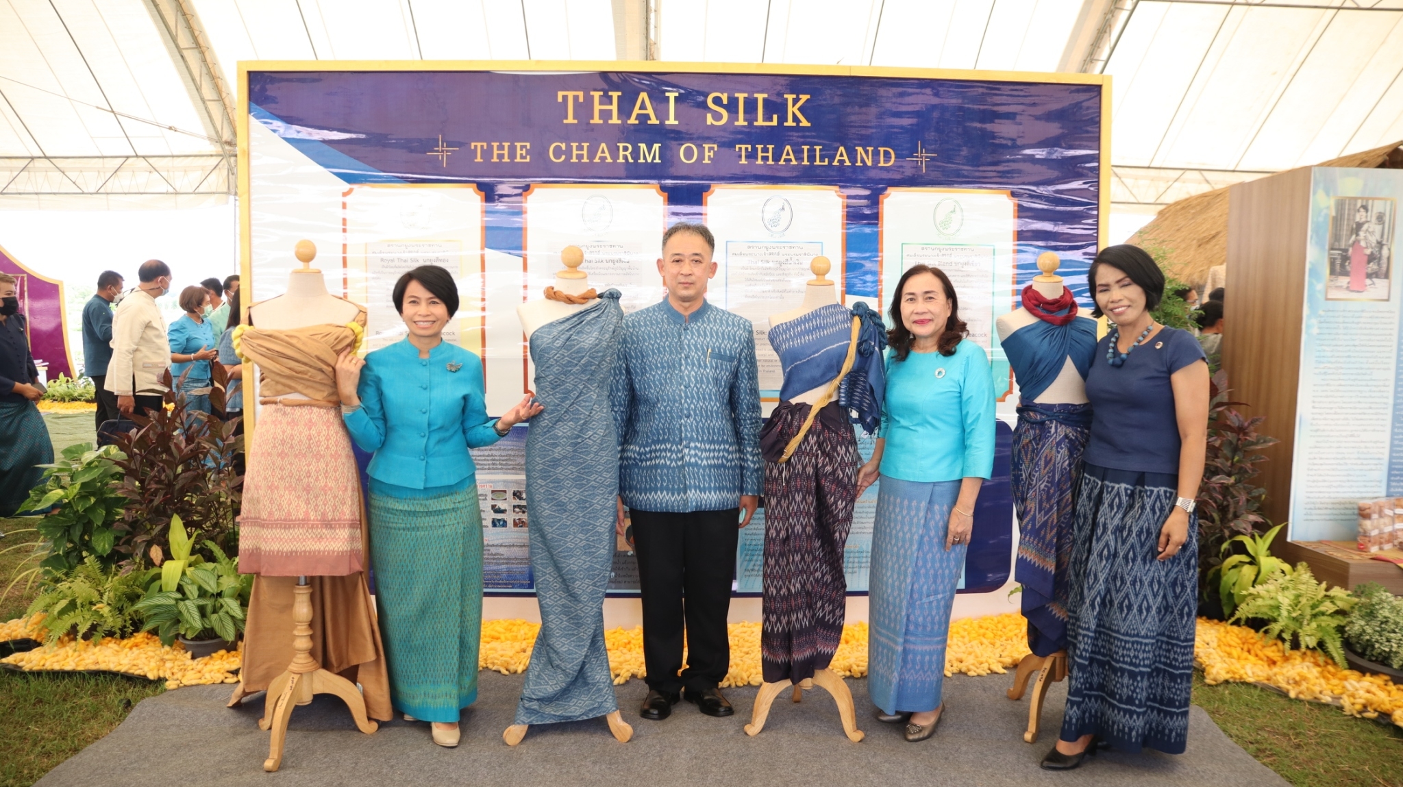 จังหวัดสกลนคร : จัดงาน “เทิดไท้ 90 พรรษา พระมารดาแห่งไหมไทย”