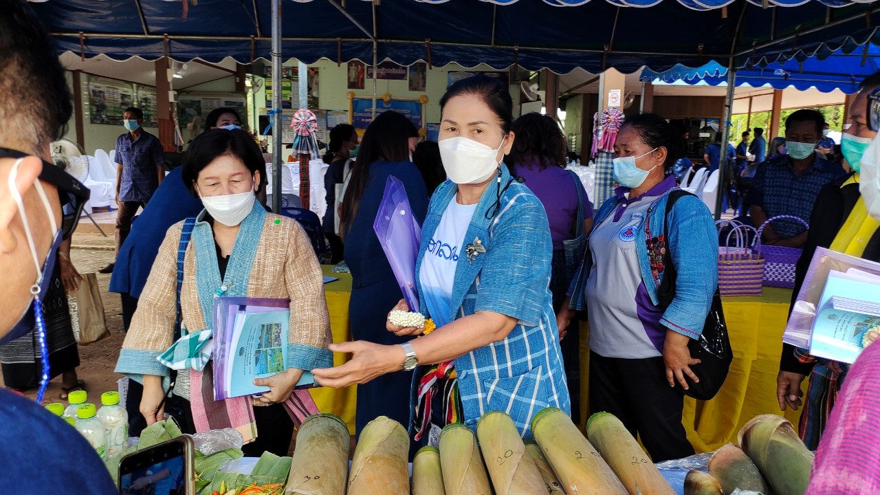 จังหวัดสกลนคร : คัดสรรหมู่บ้านเศรษฐกิจพอเพียง ”อยู่เย็น เป็นสุข”และตำบลเข้มแข็งตามหลักปรัชญาของเศรษฐกิจพอเพียงดีเด่น ระดับจังหวัด ประจำปี 2565