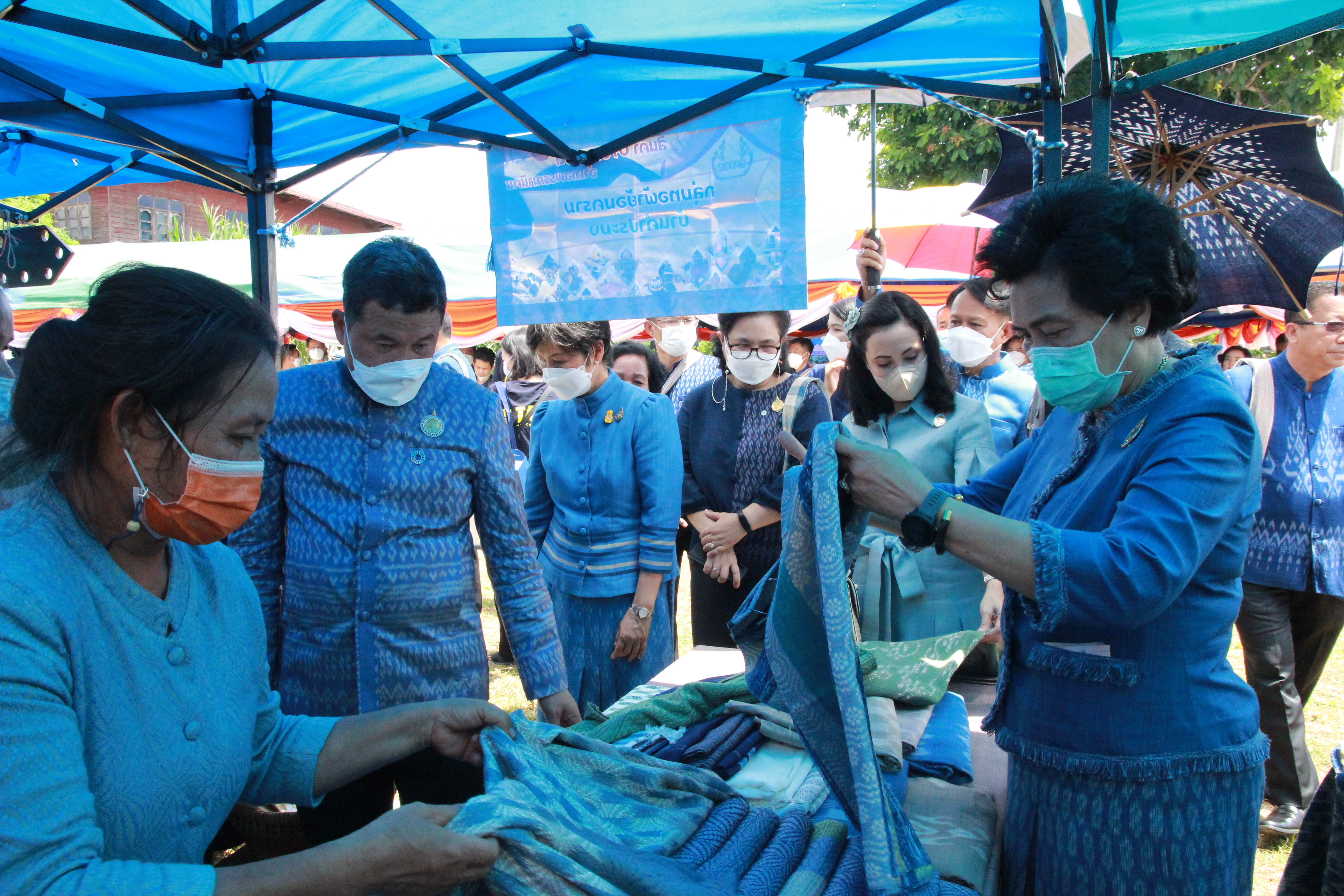 จังหวัดสกลนคร : กระทรวงมหาดไทย ขับเคลื่อนโครงการ “ผ้าไทยใส่ให้สนุก” ตามแนวพระดำริฯ  ณ วิชชาลัยดอนกอย วิถีแห่งการพัฒนาที่ยั่งยืน