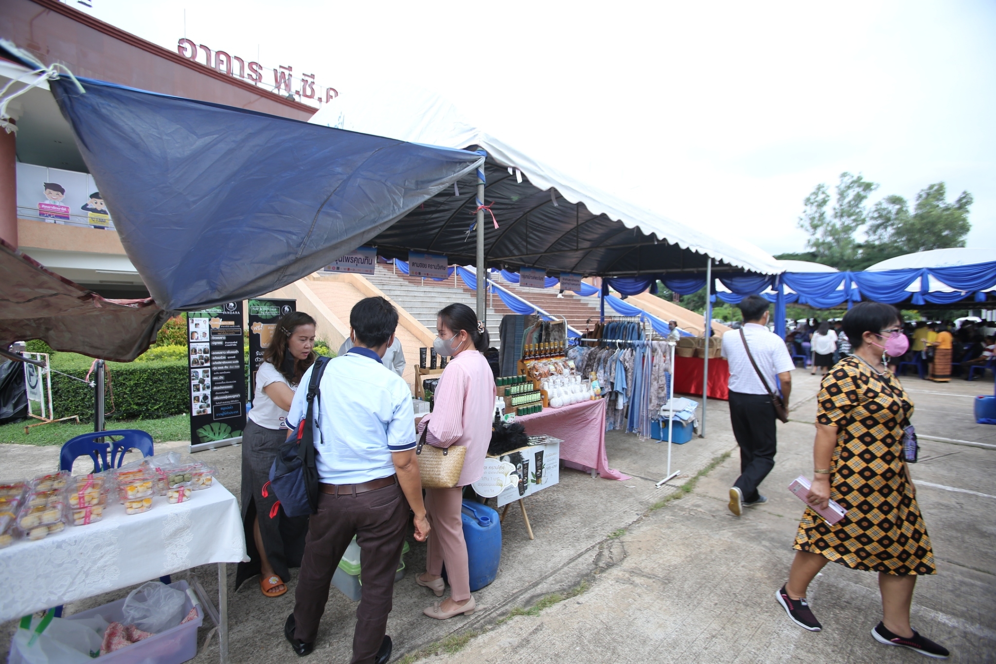 พช.สกลนคร : จัดตลาดนัดสินค้า OTOP สู้ภัยโควิด-19 ในงานมหกรรมไกล่เกลี่ยหนี้สินครัวเรือนและยุติธรรมพบประชาชนจังหวัดสกลนคร