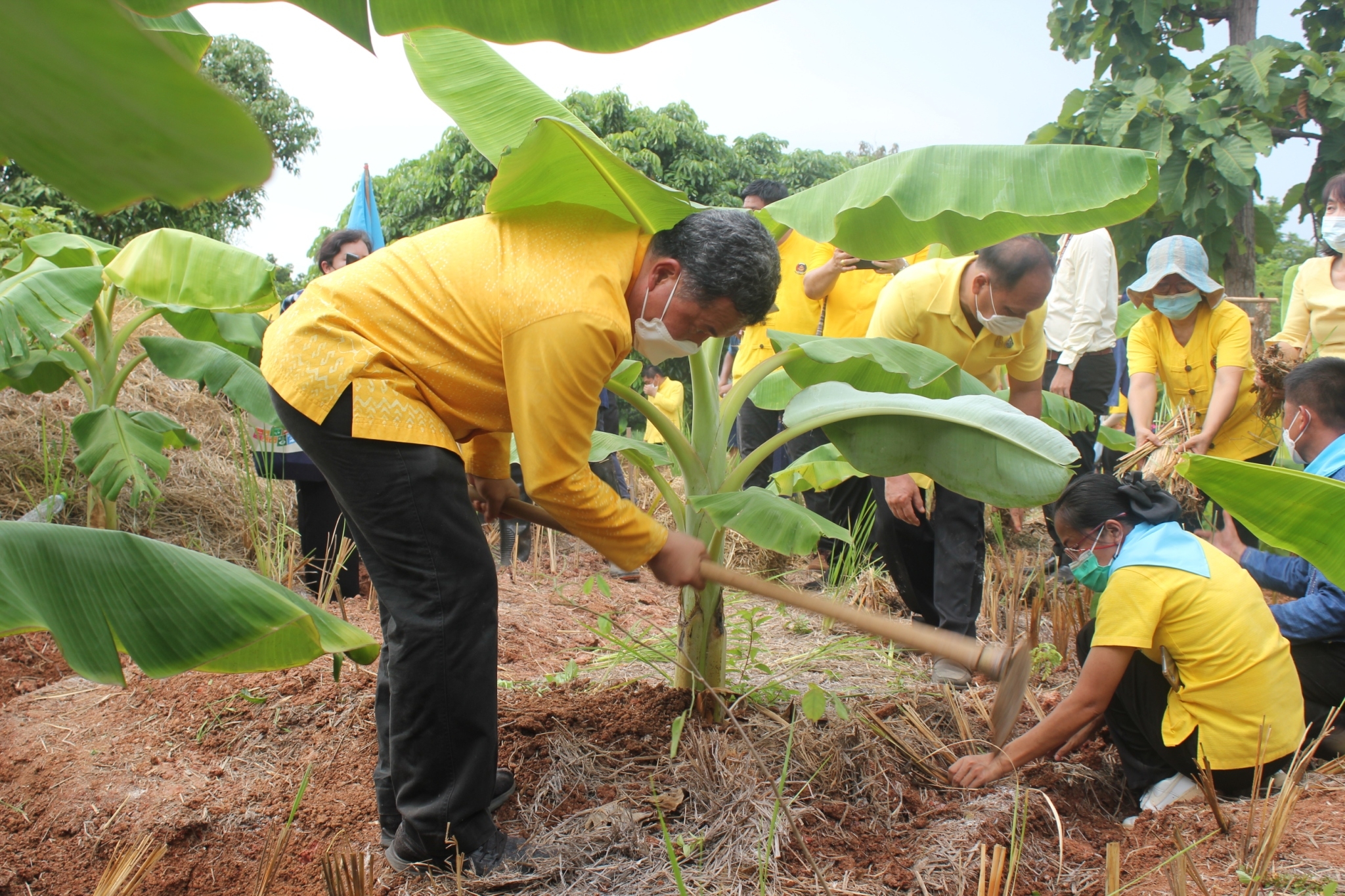 ปลัดกระทรวงมหาดไทย :ร่วมกิจกรรมเอามื้อสามัคคีเพื่อเฉลิมพระเกียรติพระบาทสมเด็จพระเจ้าอยู่หัว เนื่องในโอกาสวันเฉลิมพระชนมพรรษา 28 กรกฎาคม 2565  ณ จังหวัดสกลนคร