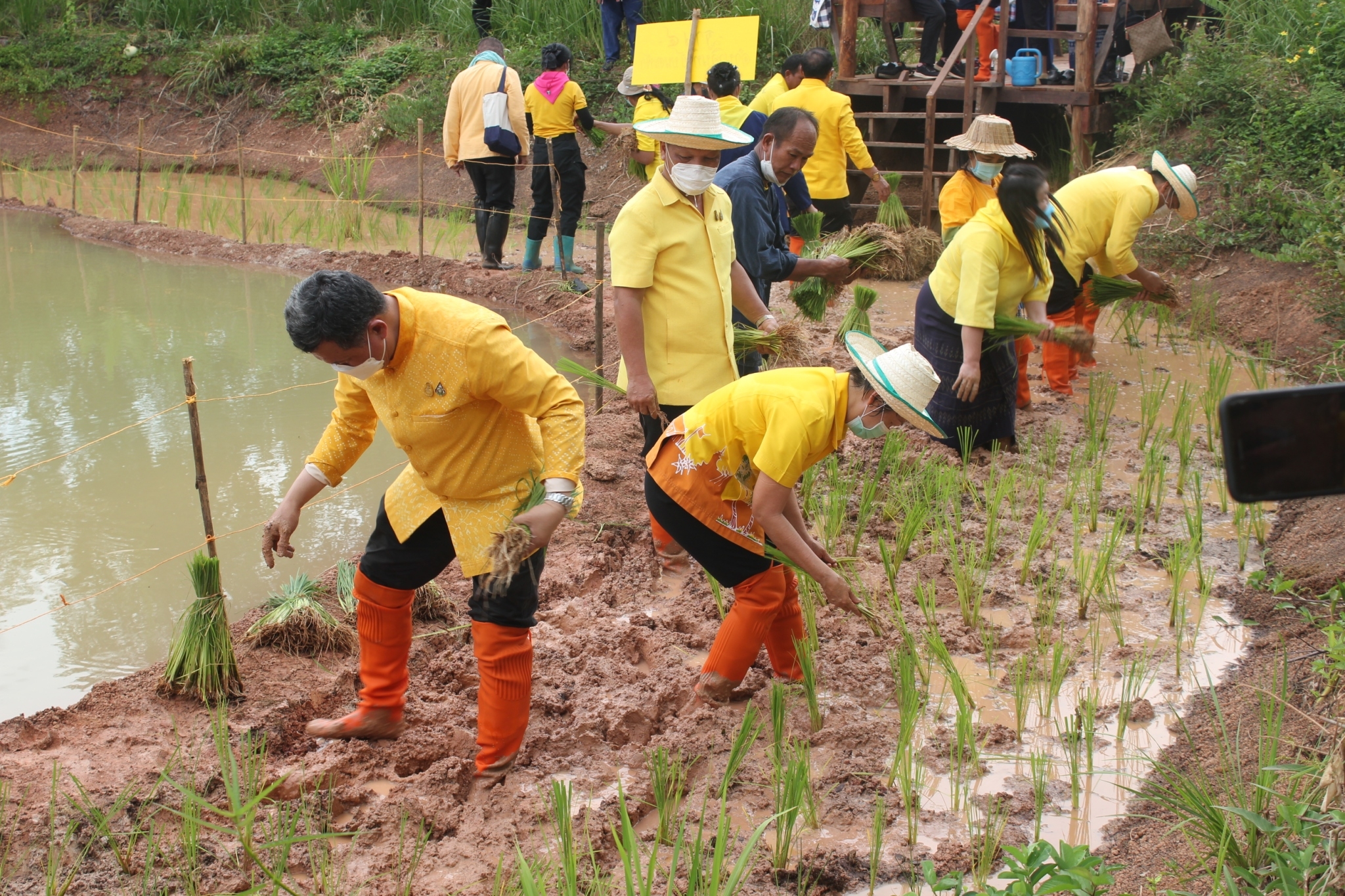 ปลัดกระทรวงมหาดไทย :ร่วมกิจกรรมเอามื้อสามัคคีเพื่อเฉลิมพระเกียรติพระบาทสมเด็จพระเจ้าอยู่หัว เนื่องในโอกาสวันเฉลิมพระชนมพรรษา 28 กรกฎาคม 2565  ณ จังหวัดสกลนคร