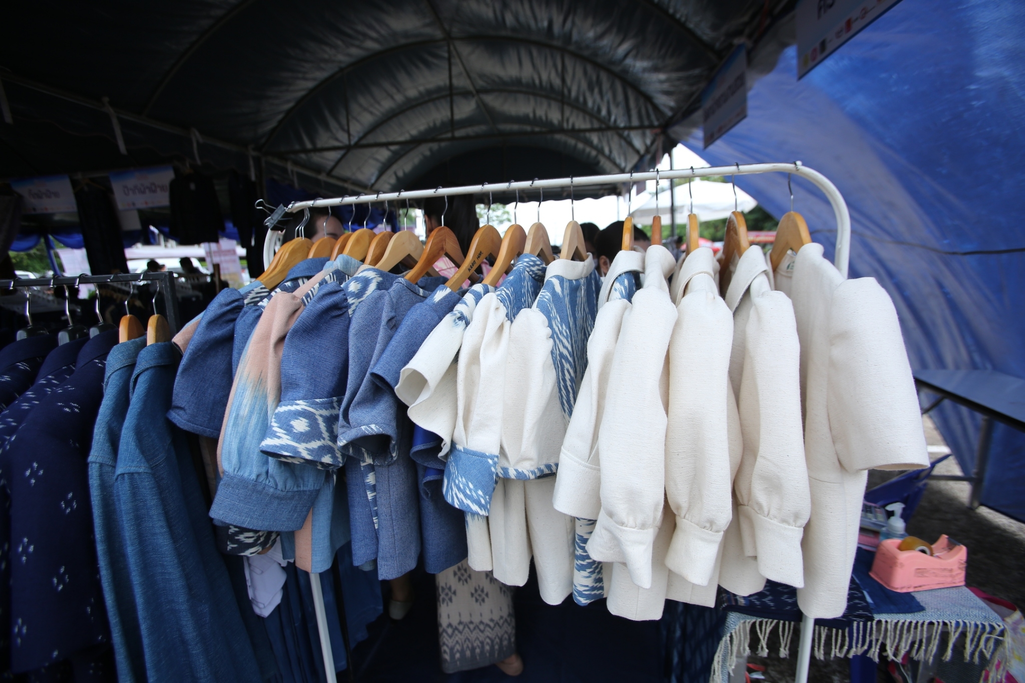 พช.สกลนคร : จัดตลาดนัดสินค้า OTOP สู้ภัยโควิด-19 ในงานมหกรรมไกล่เกลี่ยหนี้สินครัวเรือนและยุติธรรมพบประชาชนจังหวัดสกลนคร