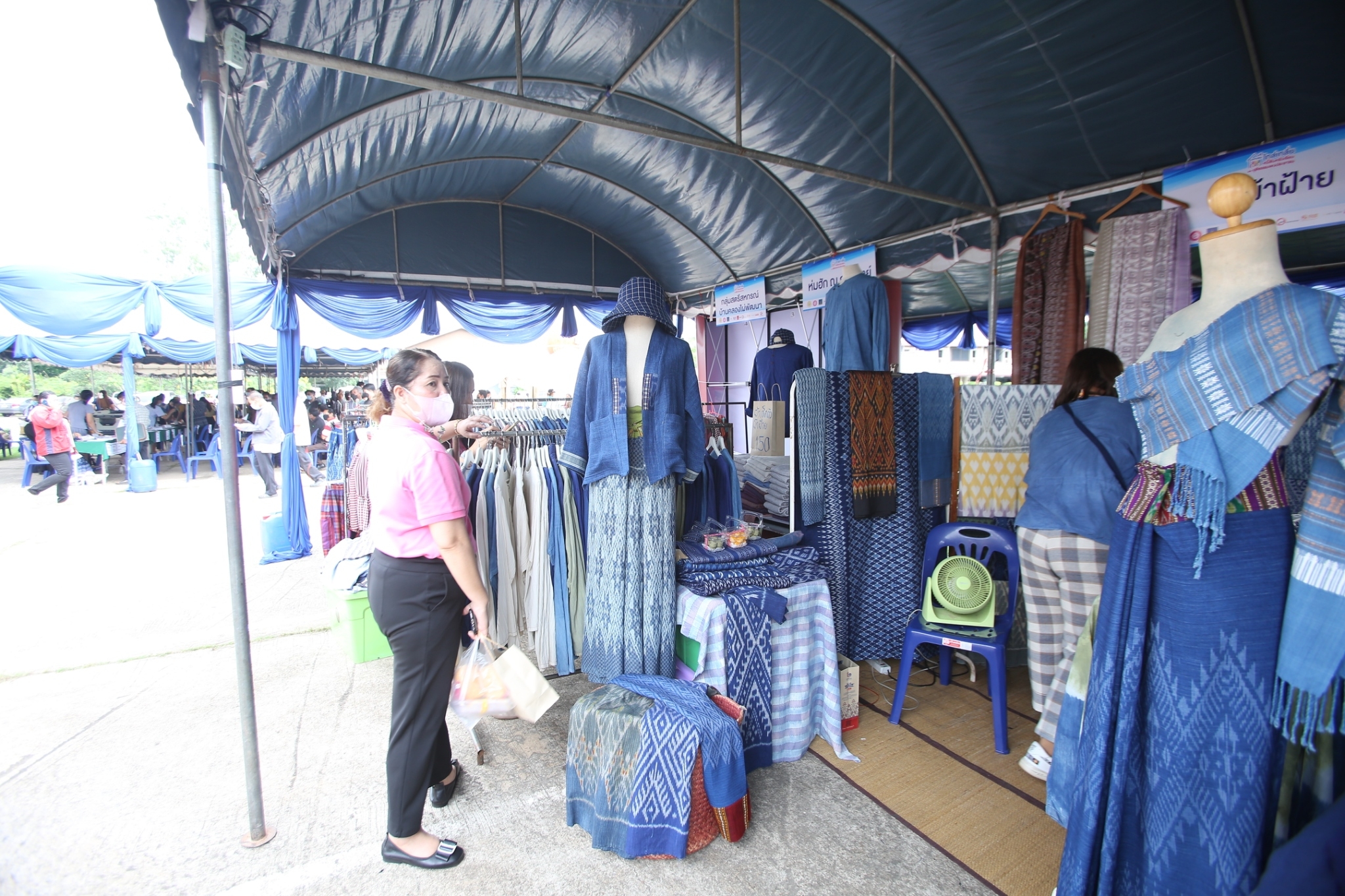 พช.สกลนคร : จัดตลาดนัดสินค้า OTOP สู้ภัยโควิด-19 ในงานมหกรรมไกล่เกลี่ยหนี้สินครัวเรือนและยุติธรรมพบประชาชนจังหวัดสกลนคร