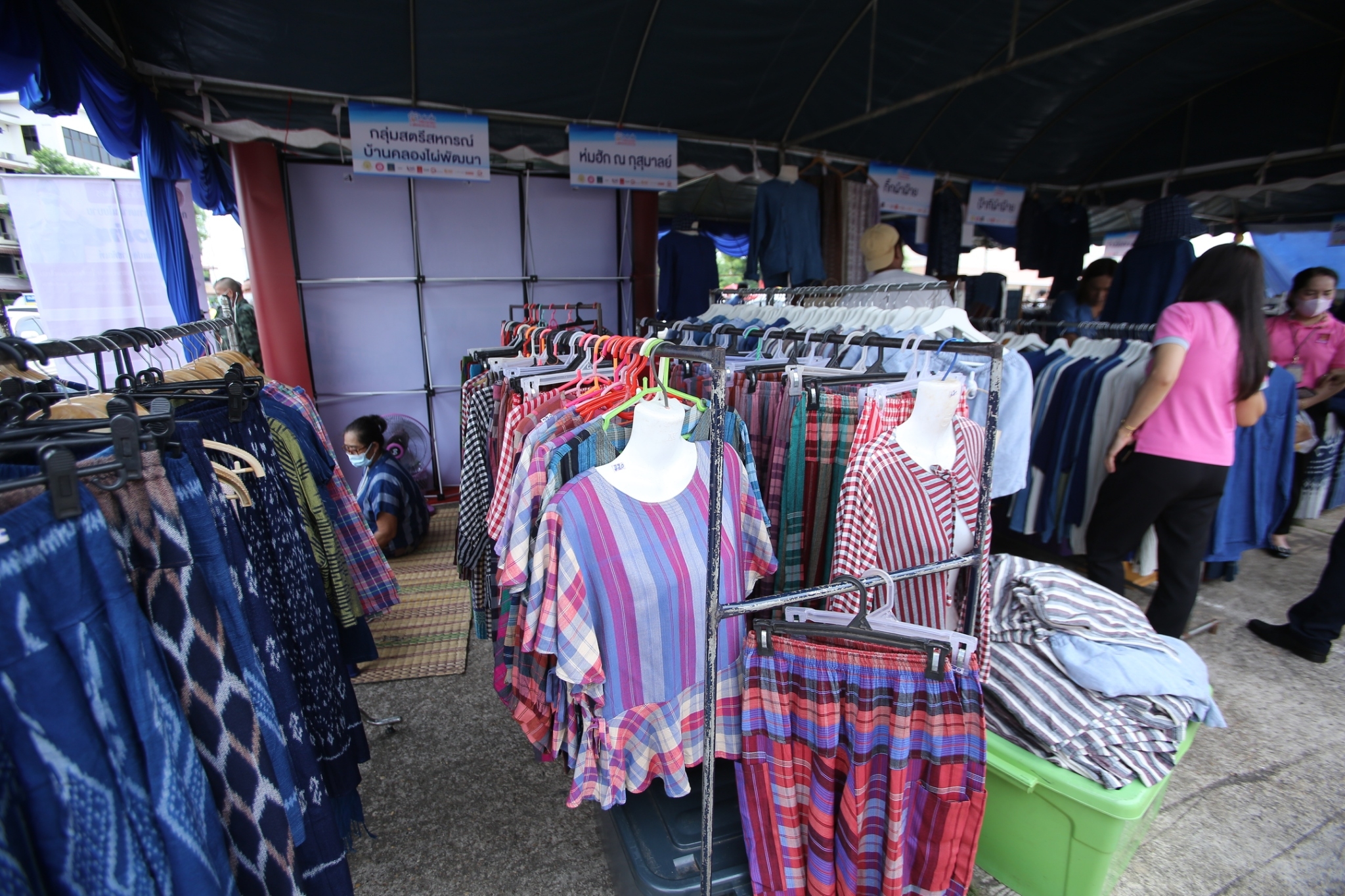 พช.สกลนคร : จัดตลาดนัดสินค้า OTOP สู้ภัยโควิด-19 ในงานมหกรรมไกล่เกลี่ยหนี้สินครัวเรือนและยุติธรรมพบประชาชนจังหวัดสกลนคร