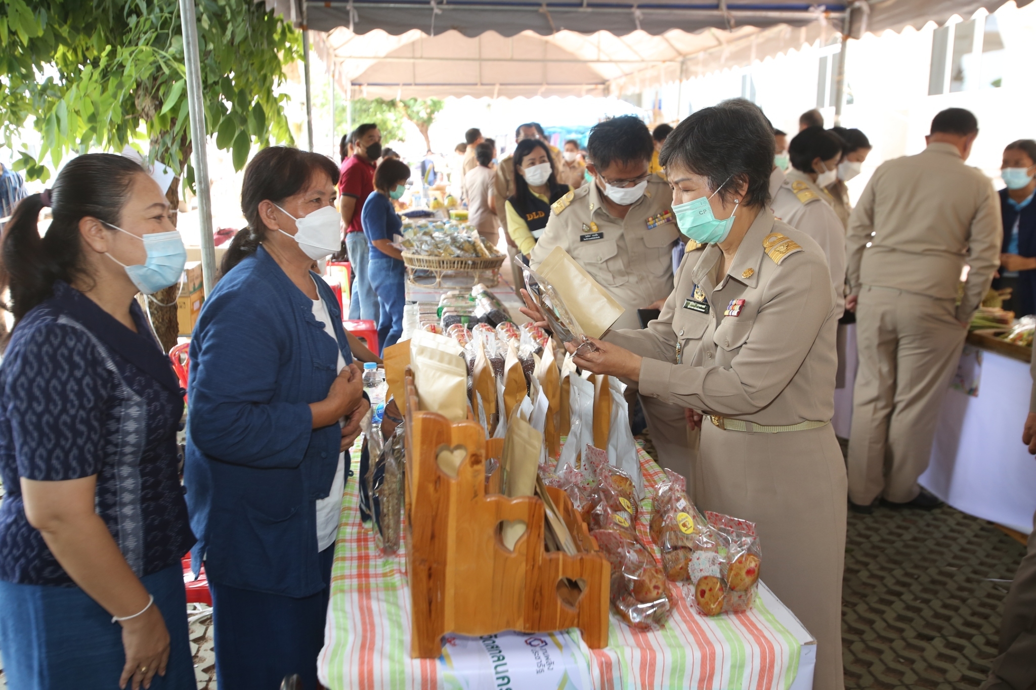 จังหวัดสกลนคร : จัด “มหกรรมอาหารปลอดภัย ไทสกล” เชื่อมโยงช่องทางการตลาดในการสร้างรายได้จากกิจการอาหารปลอดภัย