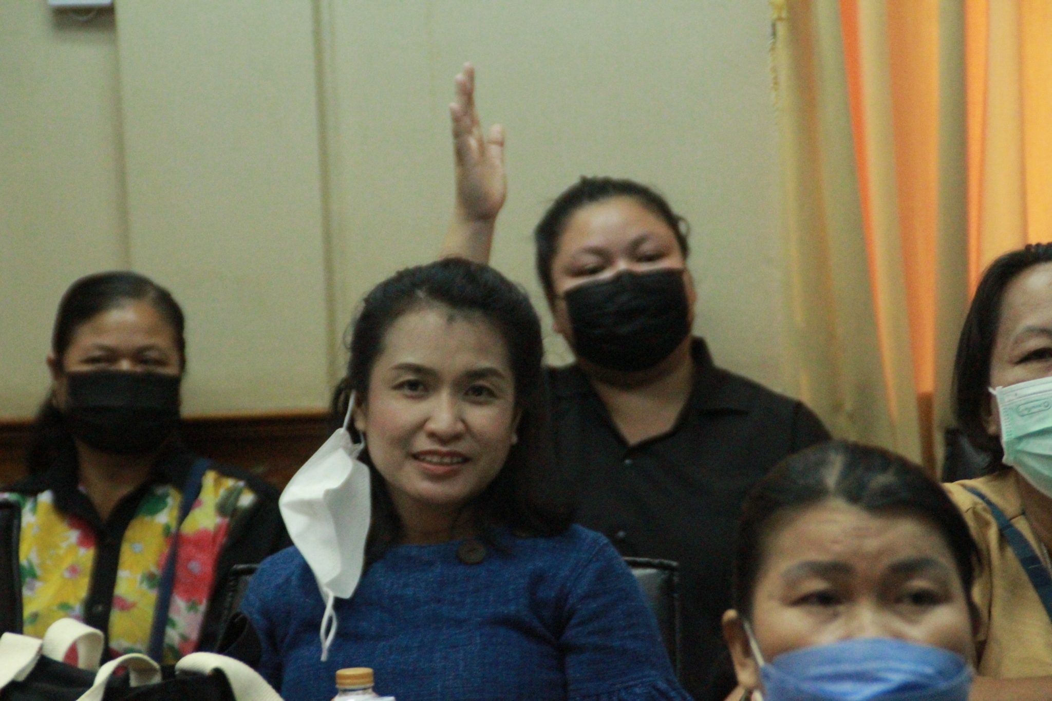 จังหวัดสกลนคร : เตรียมความพร้อมผู้ผลิต ผู้ประกอบการ OTOP เพื่อเข้าร่วมงาน “OTOP ศิลปาชีพ ประทีปไทย OTOP ก้าวไกลด้วยพระบารมี” ปี 2565