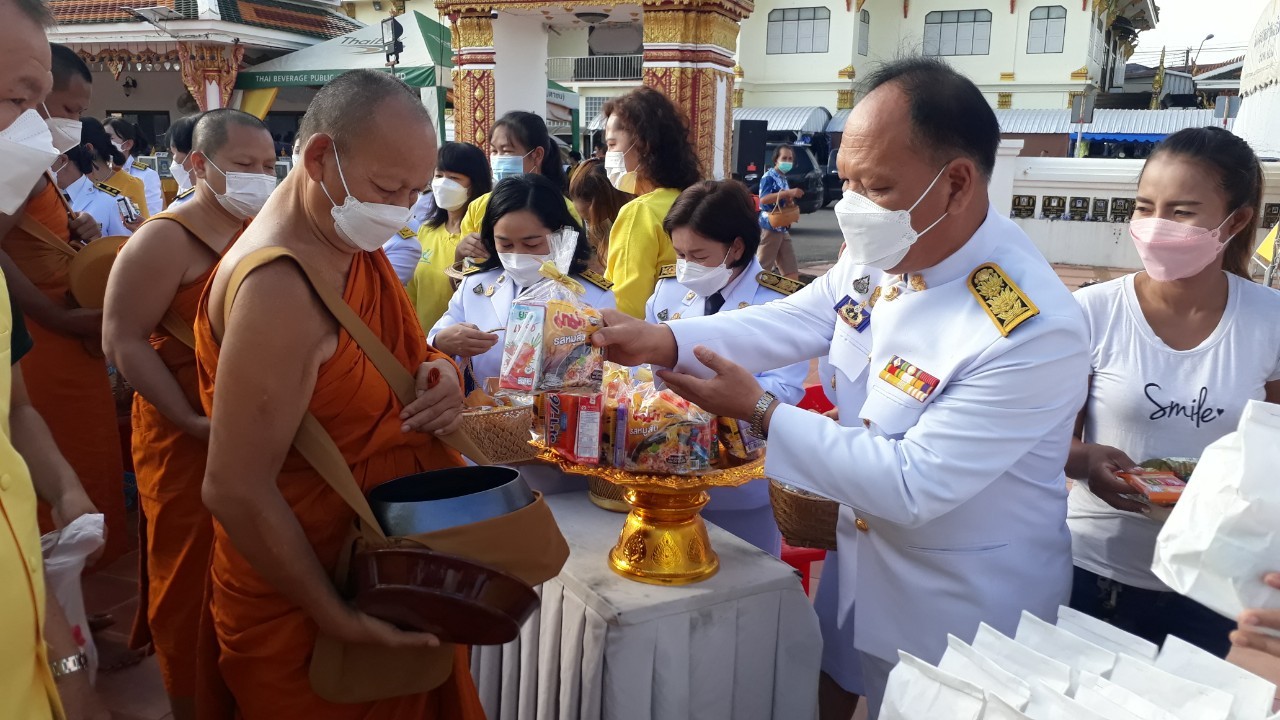 จังหวัดสกลนคร : จัดพิธีทำบุญตักบาตรเพื่อถวายเป็นพระราชกุศล เนื่องในโอกาสวันเฉลิมพระชนมพรรษาพระบาทสมเด็จพระวชิรเกล้าเจ้าอยู่หัว 28 กรกฎาคม 2565