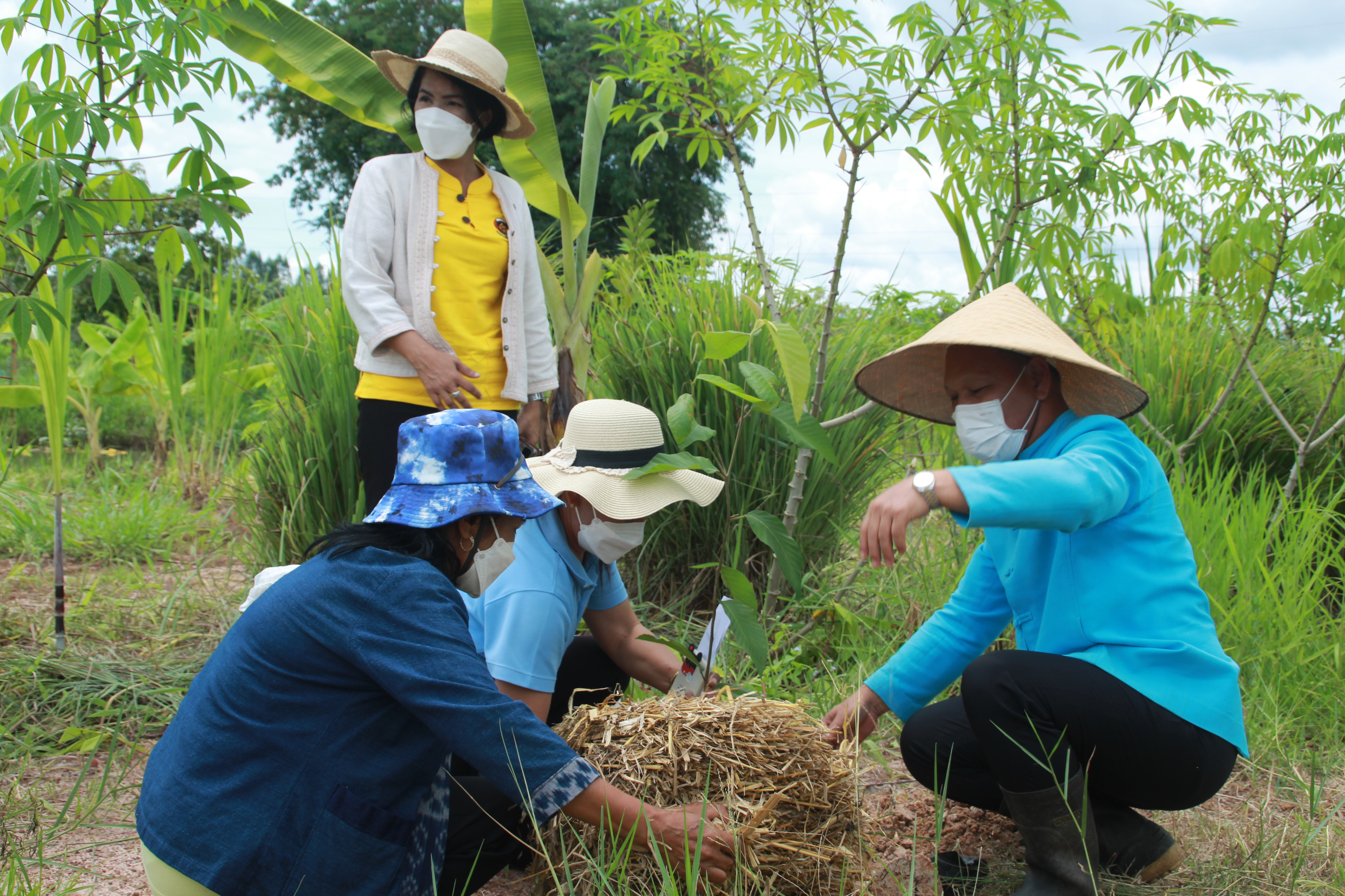 จังหวัดสกลนคร : จัดกิจกรรมเอามื้อสามัคคี  ศูนย์ผู้นำจิตอาสาพัฒนาชุมชน ตามโครงการ 130 ปี  กระทรวงมหาดไทย “ความสุขสร้างได้  ด้วยใจอาสา”