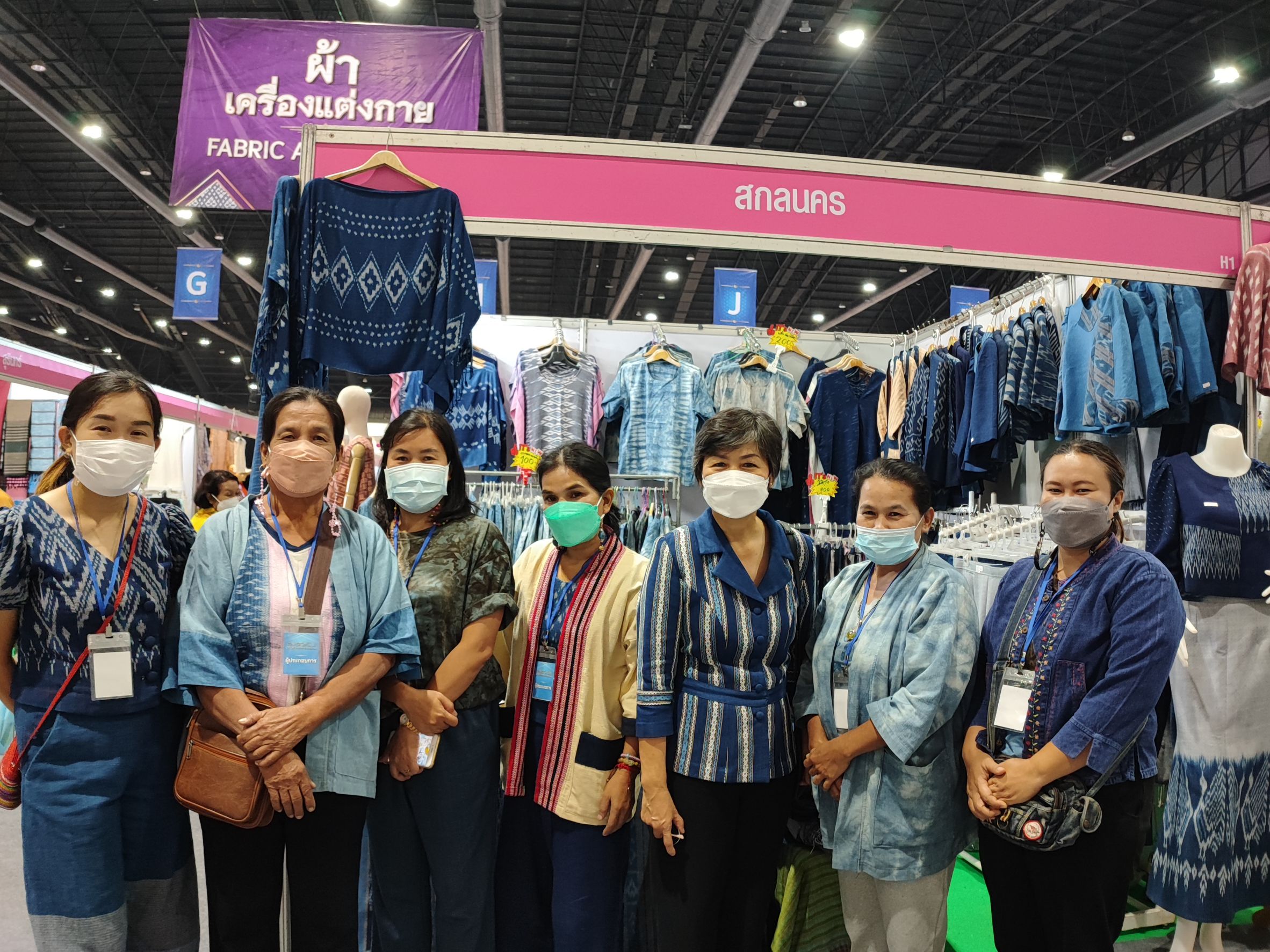 ผู้ว่าราชการจังหวัดสกลนคร : เยี่ยมให้กำลังใจกลุ่ม ผู้ผลิต ผู้ประกอบการ OTOP จังหวัดสกลนคร ในงาน “OTOP ศิลปาชีพ ประทีปไทย OTOP ก้าวไกลด้วยพระบารมี”