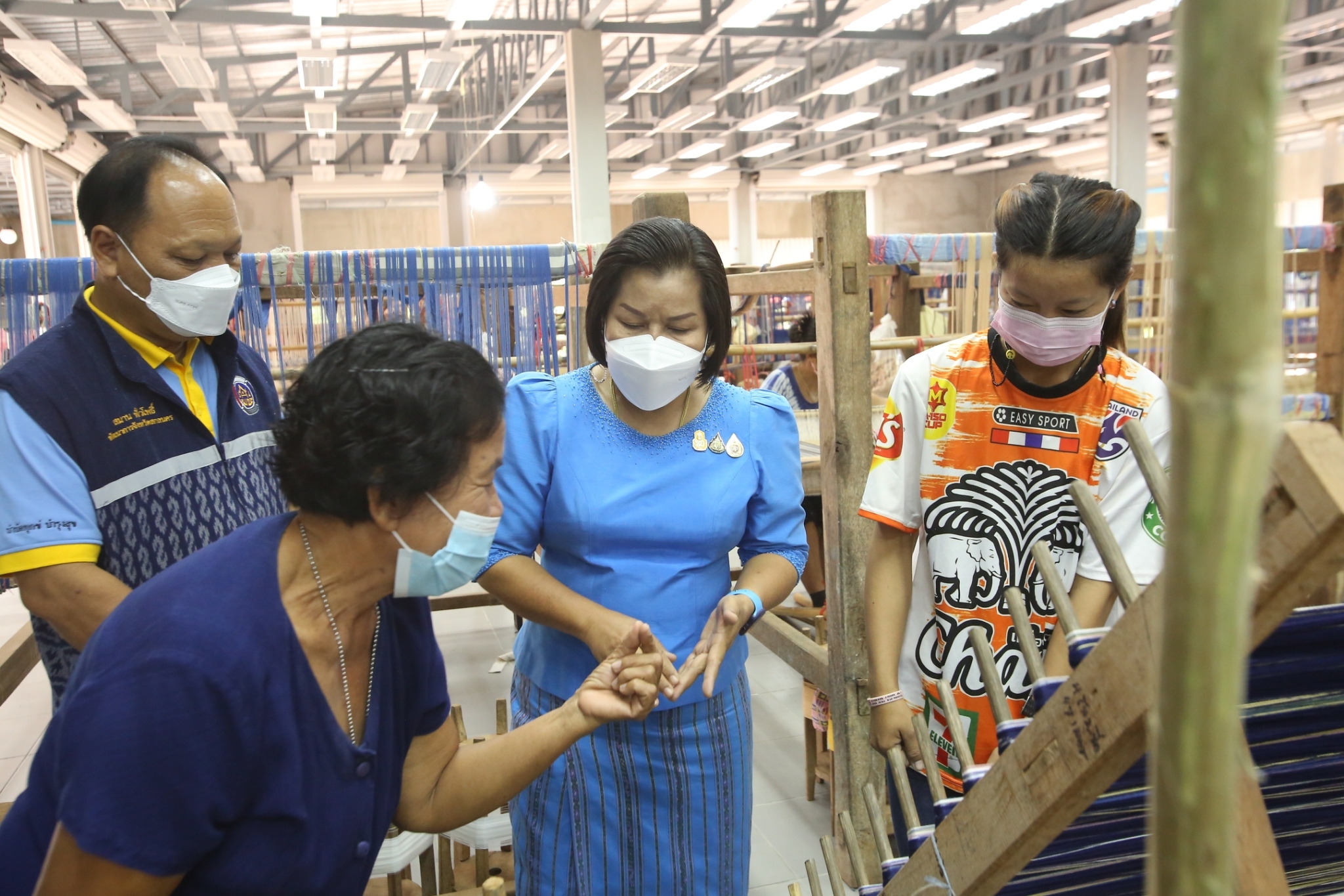 ผู้ตรวจราชการกรม กรมการพัฒนาชุมชน กระทรวงมหาดไทย : เยี่ยมกลุ่มทอผ้าย้อมครามบ้านดอนกอย ณ ศูนย์เรียนรู้ผ้าย้อมคราม “วิชชาลัยดอนกอย วิถีแห่งการพัฒนาที่ยั่งยืน”
