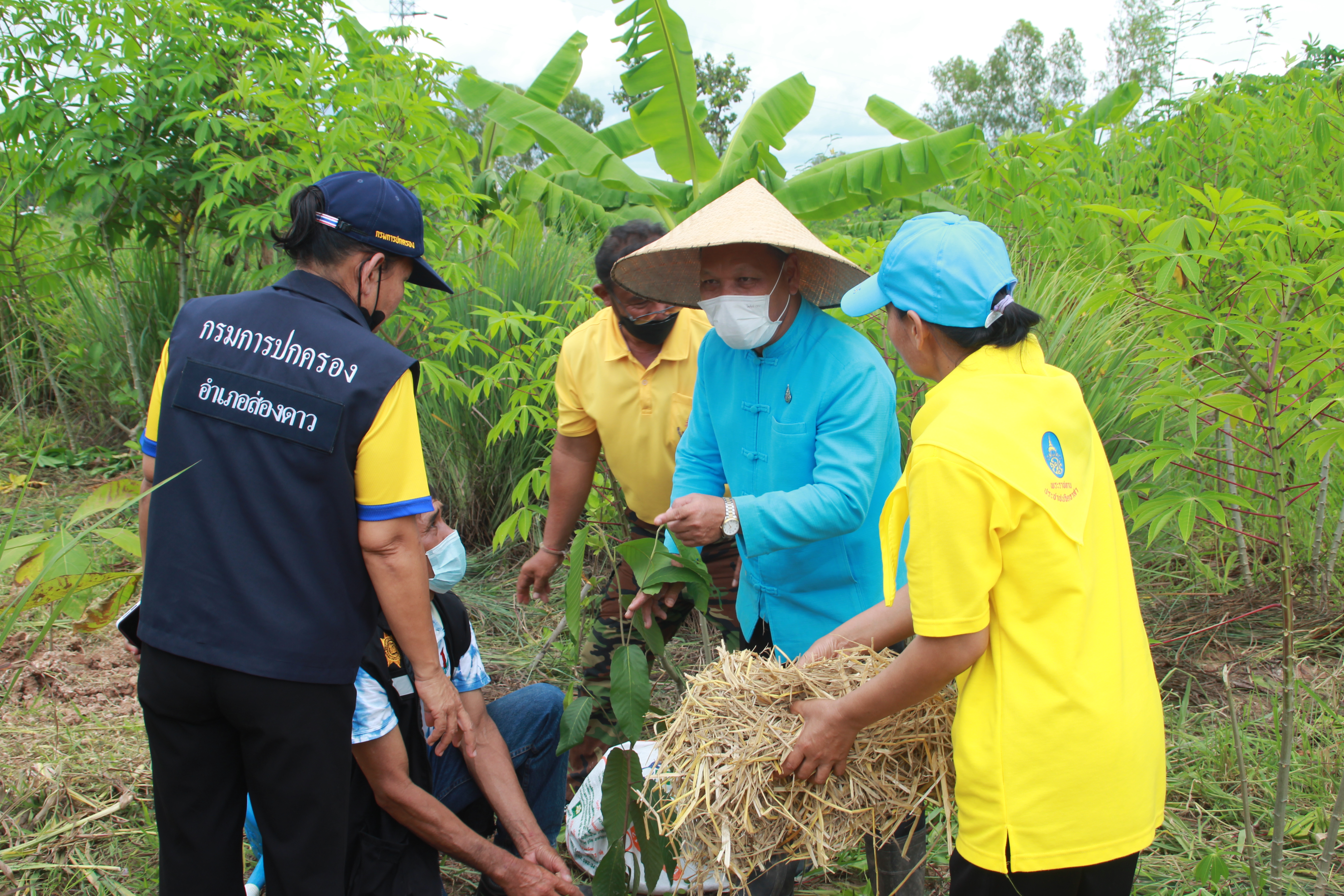 จังหวัดสกลนคร : จัดกิจกรรมเอามื้อสามัคคี  ศูนย์ผู้นำจิตอาสาพัฒนาชุมชน ตามโครงการ 130 ปี  กระทรวงมหาดไทย “ความสุขสร้างได้  ด้วยใจอาสา”