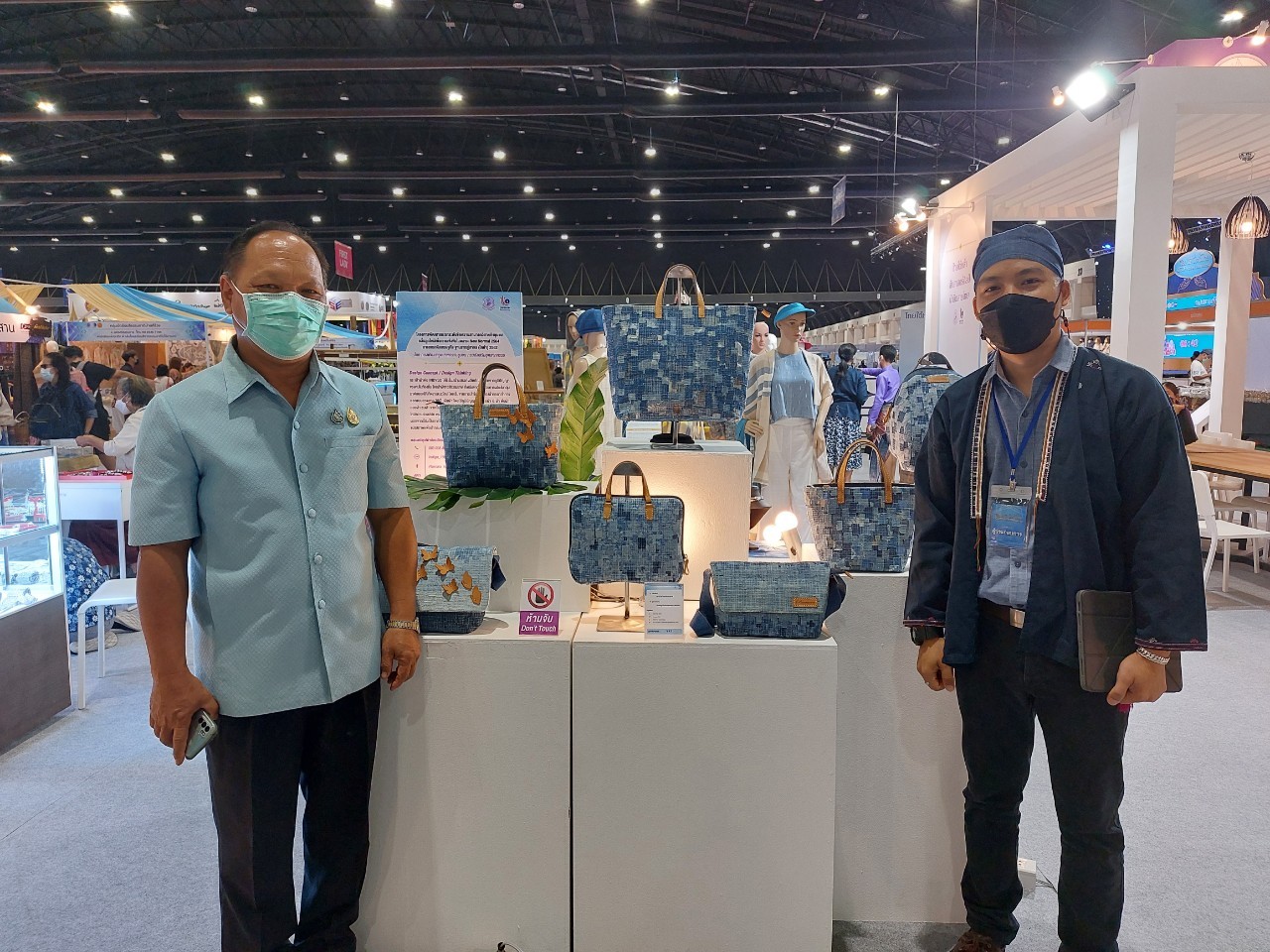 พัฒนาการจังหวัดสกลนคร : เยี่ยมให้กำลังใจผู้ผลิต ผู้ประกอบการ OTOP จังหวัดสกลนคร ในงาน “OTOP ศิลปาชีพ ประทีปไทย OTOP ก้าวไกลด้วยพระบารมี”