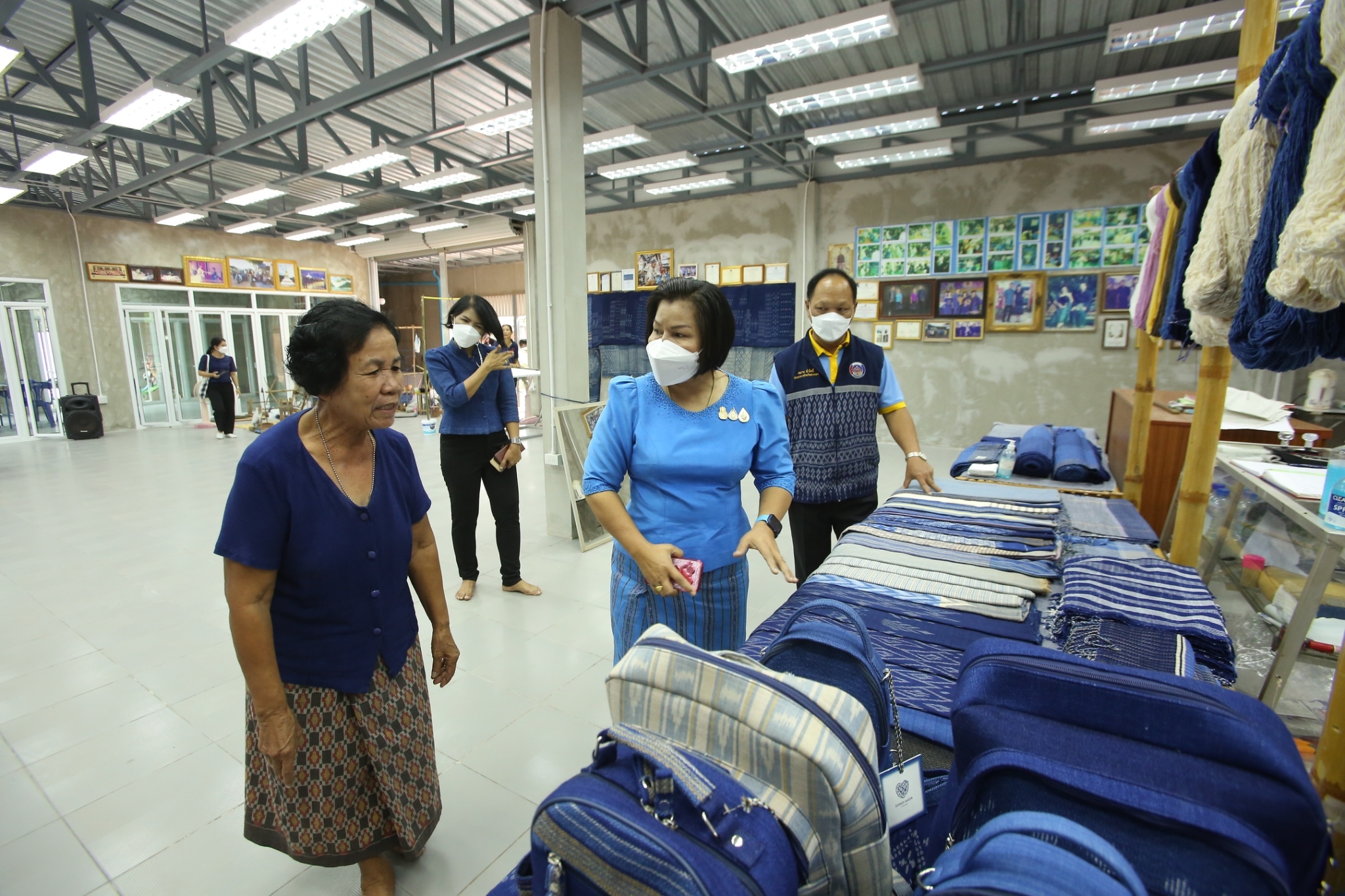 ผู้ตรวจราชการกรม กรมการพัฒนาชุมชน กระทรวงมหาดไทย : เยี่ยมกลุ่มทอผ้าย้อมครามบ้านดอนกอย ณ ศูนย์เรียนรู้ผ้าย้อมคราม “วิชชาลัยดอนกอย วิถีแห่งการพัฒนาที่ยั่งยืน”