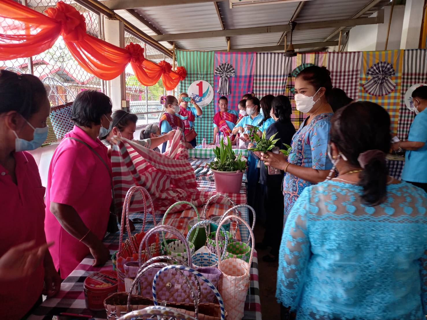 จังหวัดสกลนคร : ต้อนรับคณะศึกษาดูงานจากเทศบาลเมืองทุ่งสง จังหวัดนครศรีธรรมราช ฃึ่งเดินทางมาศึกษาดูงานกองทุนแม่ของแผ่นดินต้นแบบ  ปี 2565 ของจังหวัดสกลนคร