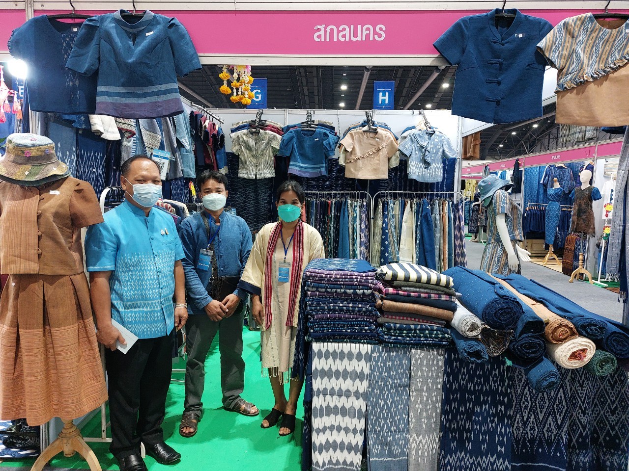 พัฒนาการจังหวัดสกลนคร : เยี่ยมให้กำลังใจผู้ผลิต ผู้ประกอบการ OTOP จังหวัดสกลนคร ในงาน “OTOP ศิลปาชีพ ประทีปไทย OTOP ก้าวไกลด้วยพระบารมี”