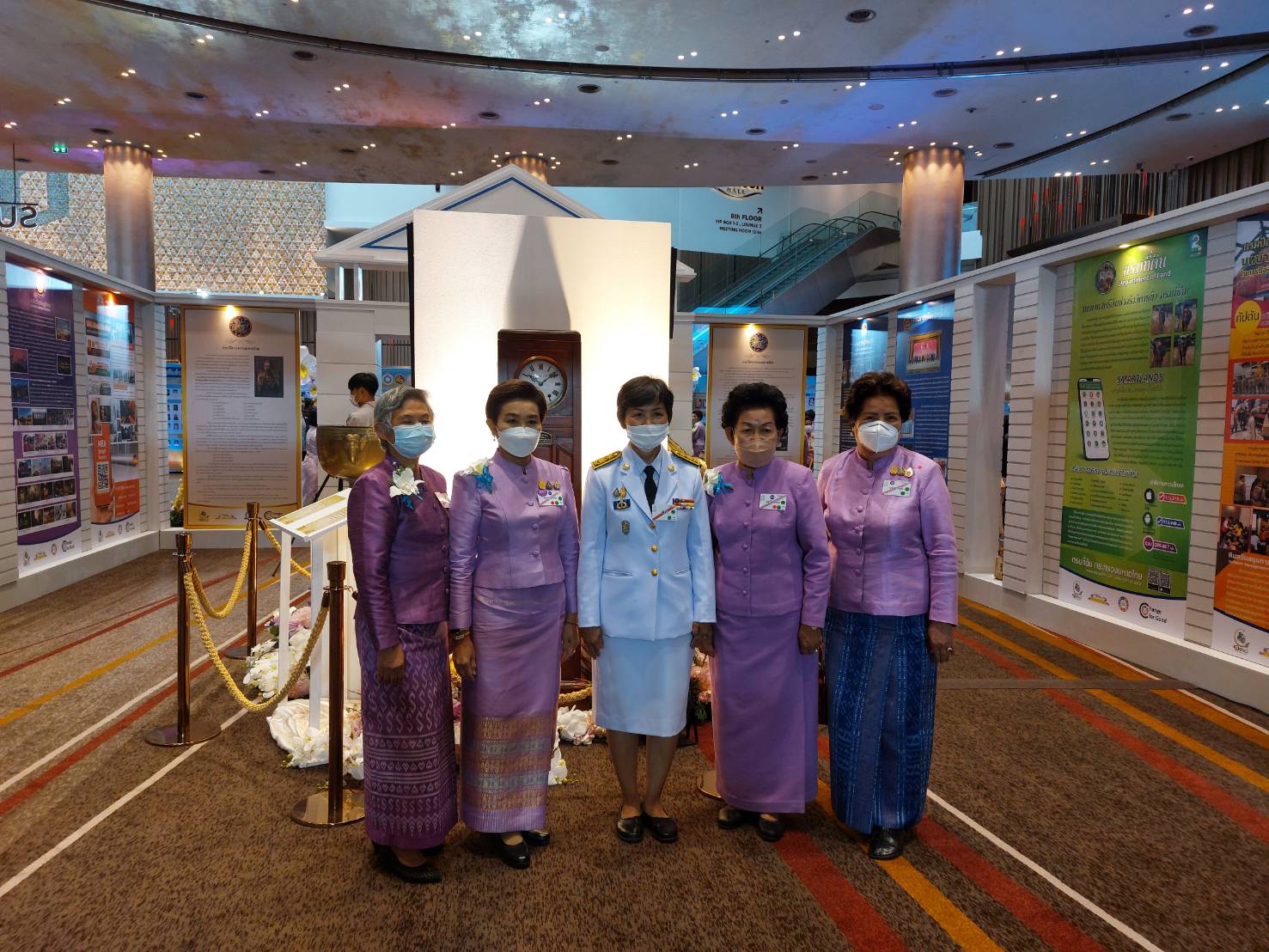 จังหวัดสกลนคร : ร่วมรับเสด็จ สมเด็จพระนางเจ้า ฯ พระบรมราชินี เสด็จพระราชดำเนิน ไปทรงเปิดงานวันสตรีไทย ประจำปี 2565