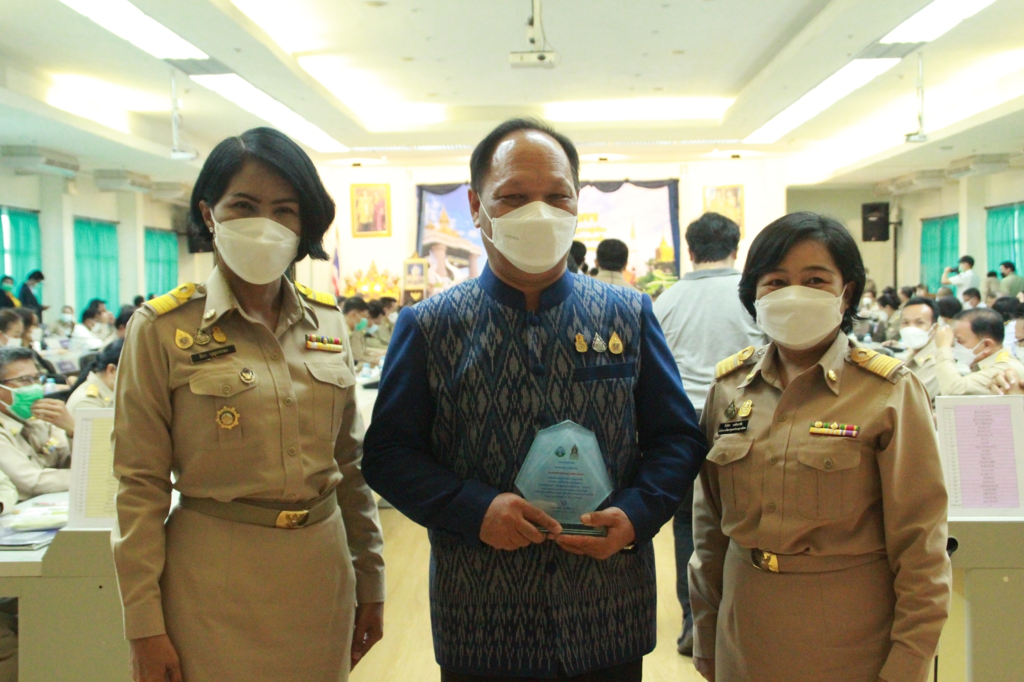 พช.สกลนคร : รับมอบโล่รางวัลหน่วยงาน องค์กร ส่งเสริมสนับสนุนการใช้และแต่งกายด้วยผ้าไทย ดีเด่นจังหวัดสกลนคร  ปีงบประมาณ พ.ศ. 2565 กิจกรรม “ภูษาศิลป์ จากท้องถิ่นสู่สากล” จังหวัดสกลนคร