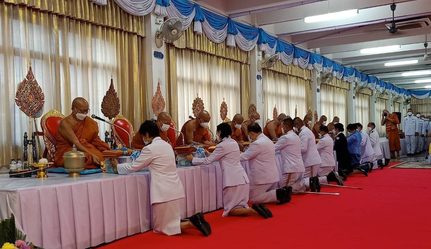 จังหวัดสกลนคร : จัดพิธีทำบุญตักบาตรเพื่อถวายเป็นพระราชกุศล สมเด็จพระนางเจ้าสิริกิติ์ พระบรมราชินีนาถ พระบรมราชชนนีพันปีหลวง เนื่องในโอกาสมหามงคลเฉลิมพระชนมพรรษา 90 พรรษา 12 สิงหาคม 2565