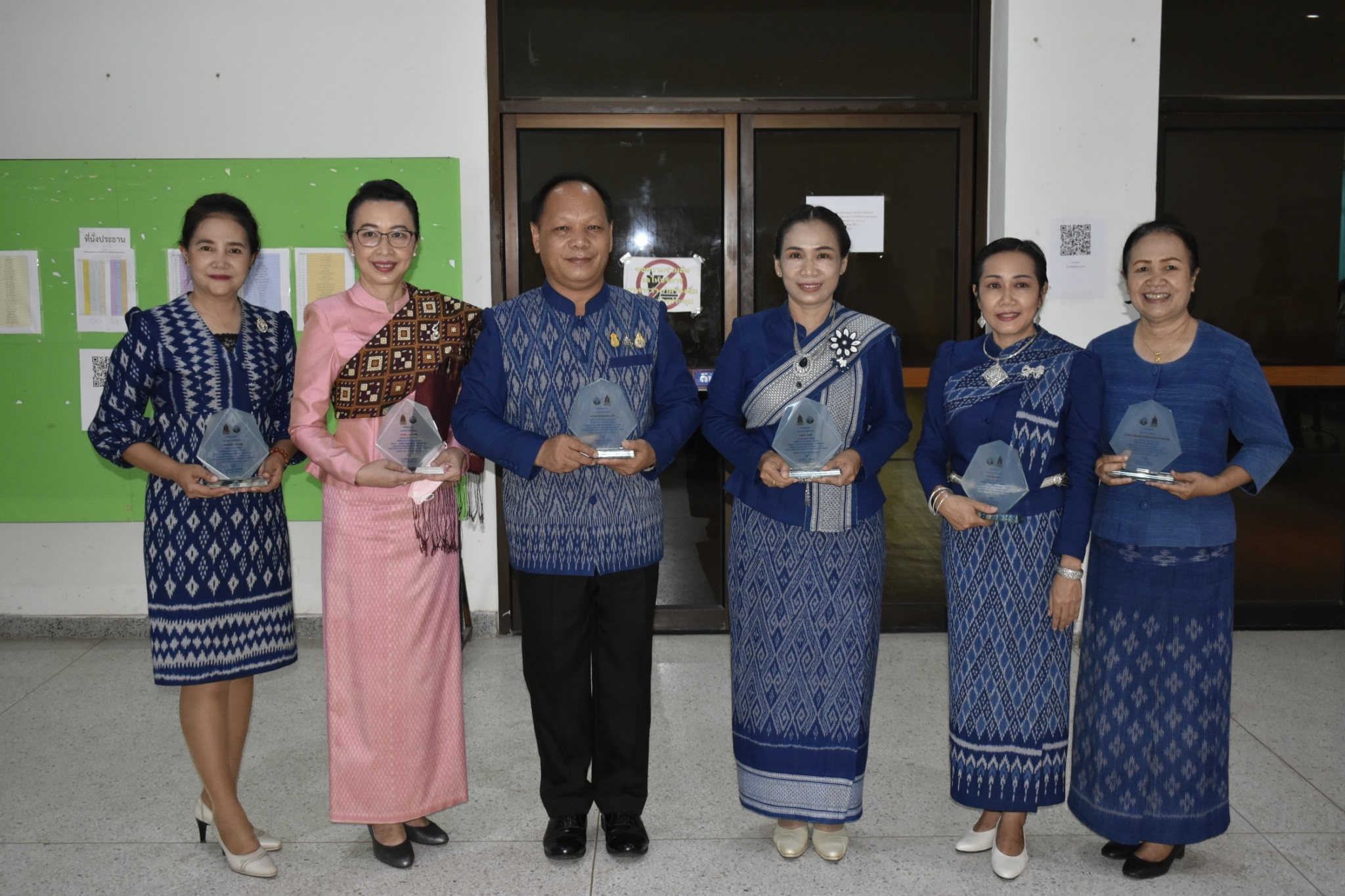 พช.สกลนคร : รับมอบโล่รางวัลหน่วยงาน องค์กร ส่งเสริมสนับสนุนการใช้และแต่งกายด้วยผ้าไทย ดีเด่นจังหวัดสกลนคร  ปีงบประมาณ พ.ศ. 2565 กิจกรรม “ภูษาศิลป์ จากท้องถิ่นสู่สากล” จังหวัดสกลนคร