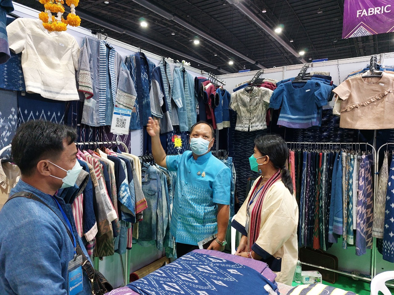 พัฒนาการจังหวัดสกลนคร : เยี่ยมให้กำลังใจผู้ผลิต ผู้ประกอบการ OTOP จังหวัดสกลนคร ในงาน “OTOP ศิลปาชีพ ประทีปไทย OTOP ก้าวไกลด้วยพระบารมี”