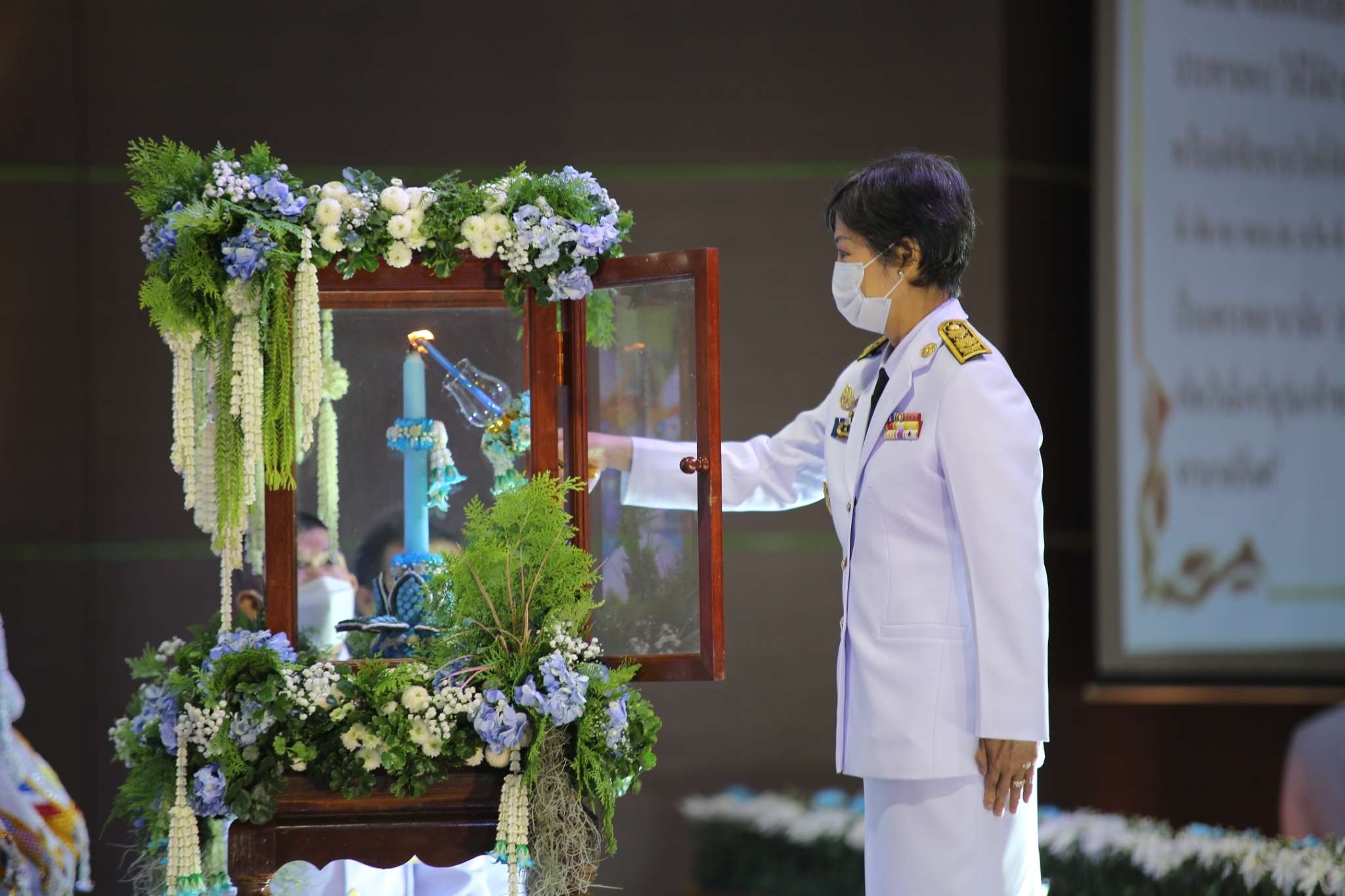 จังหวัดสกลนคร : จัดพิธีถวายเครื่องราชสักการะ วางพานพุ่มและพิธีจุดเทียนถวายพระพรชัยมงคล สมเด็จพระนางเจ้าสิริกิติ์ พระบรมราชินีนาถ พระบรมราชชนนีพันปีหลวง เนื่องในโอกาสมหามงคลเฉลิมพระชนมพรรษา 90 พรรษา 12 สิงหาคม 2565