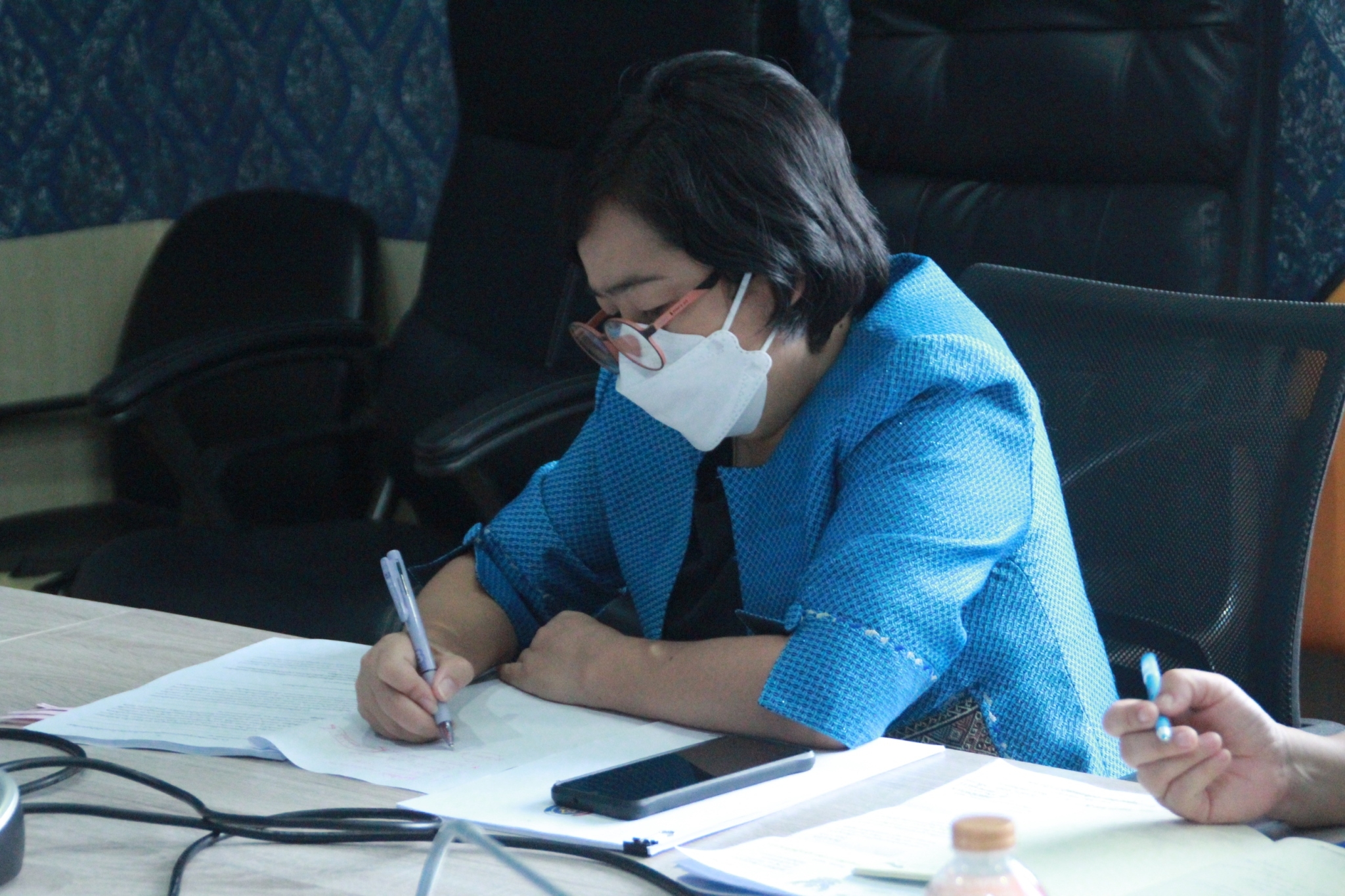 จังหวัดสกลนคร : ประชุมเตรียมความพร้อมเจ้าหน้าที่ ผู้ปฏิบัติงานสอบคัดเลือกบุคคลเพื่อแต่งตั้ง เป็นอาสาพัฒนา (อสพ.) รุ่นที่ 74 ของกรม การพัฒนาชุมชน  กระทรวงมหาดไทย