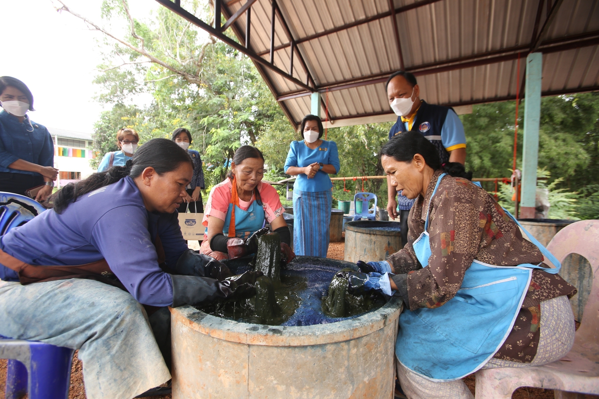 ผู้ตรวจราชการกรม กรมการพัฒนาชุมชน กระทรวงมหาดไทย : เยี่ยมกลุ่มทอผ้าย้อมครามบ้านดอนกอย ณ ศูนย์เรียนรู้ผ้าย้อมคราม “วิชชาลัยดอนกอย วิถีแห่งการพัฒนาที่ยั่งยืน”
