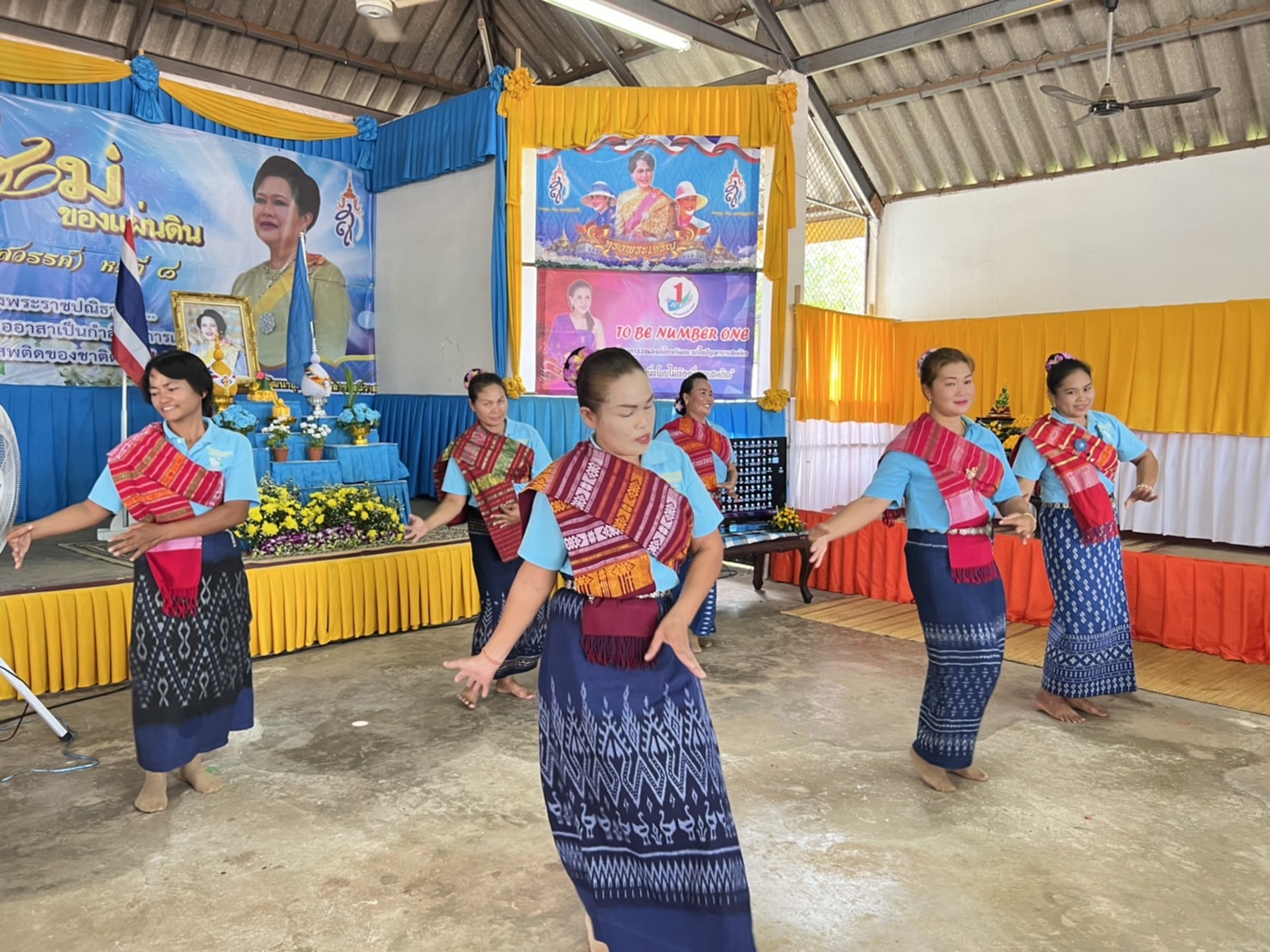 จังหวัดสกลนคร : ต้อนรับคณะศึกษาดูงานจากเทศบาลเมืองทุ่งสง จังหวัดนครศรีธรรมราช ฃึ่งเดินทางมาศึกษาดูงานกองทุนแม่ของแผ่นดินต้นแบบ  ปี 2565 ของจังหวัดสกลนคร