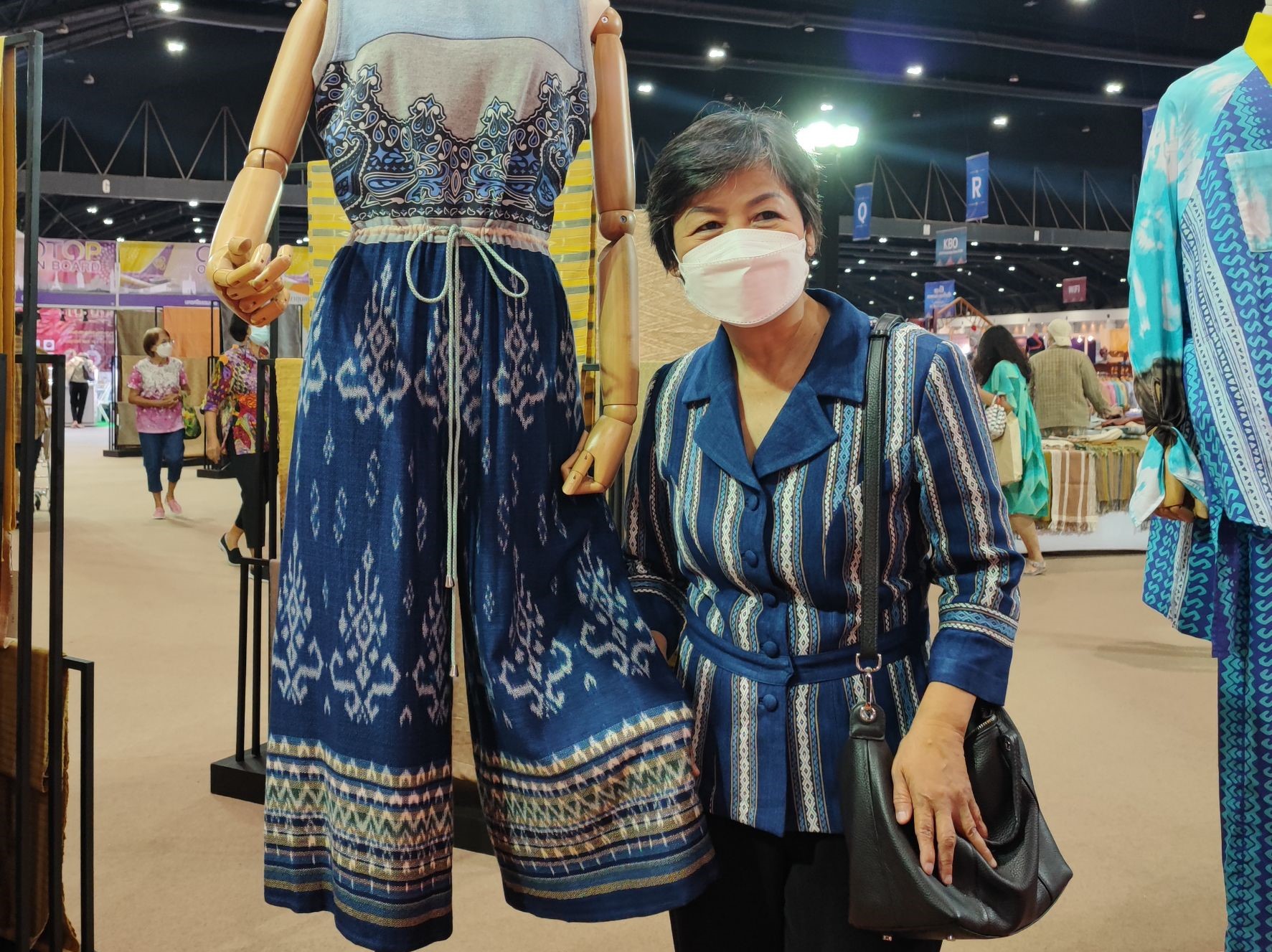 ผู้ว่าราชการจังหวัดสกลนคร : เยี่ยมให้กำลังใจกลุ่ม ผู้ผลิต ผู้ประกอบการ OTOP จังหวัดสกลนคร ในงาน “OTOP ศิลปาชีพ ประทีปไทย OTOP ก้าวไกลด้วยพระบารมี”