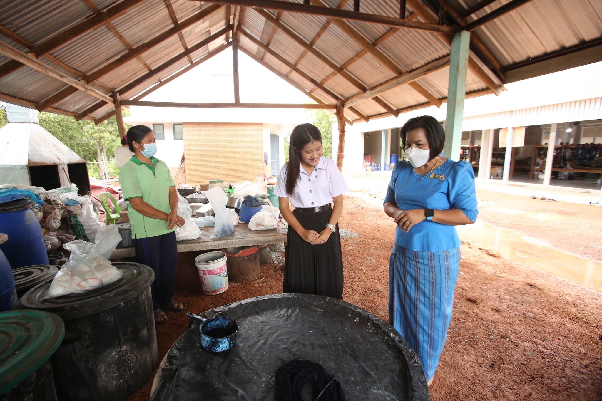 ผู้ตรวจราชการกรม กรมการพัฒนาชุมชน กระทรวงมหาดไทย : เยี่ยมกลุ่มทอผ้าย้อมครามบ้านดอนกอย ณ ศูนย์เรียนรู้ผ้าย้อมคราม “วิชชาลัยดอนกอย วิถีแห่งการพัฒนาที่ยั่งยืน”