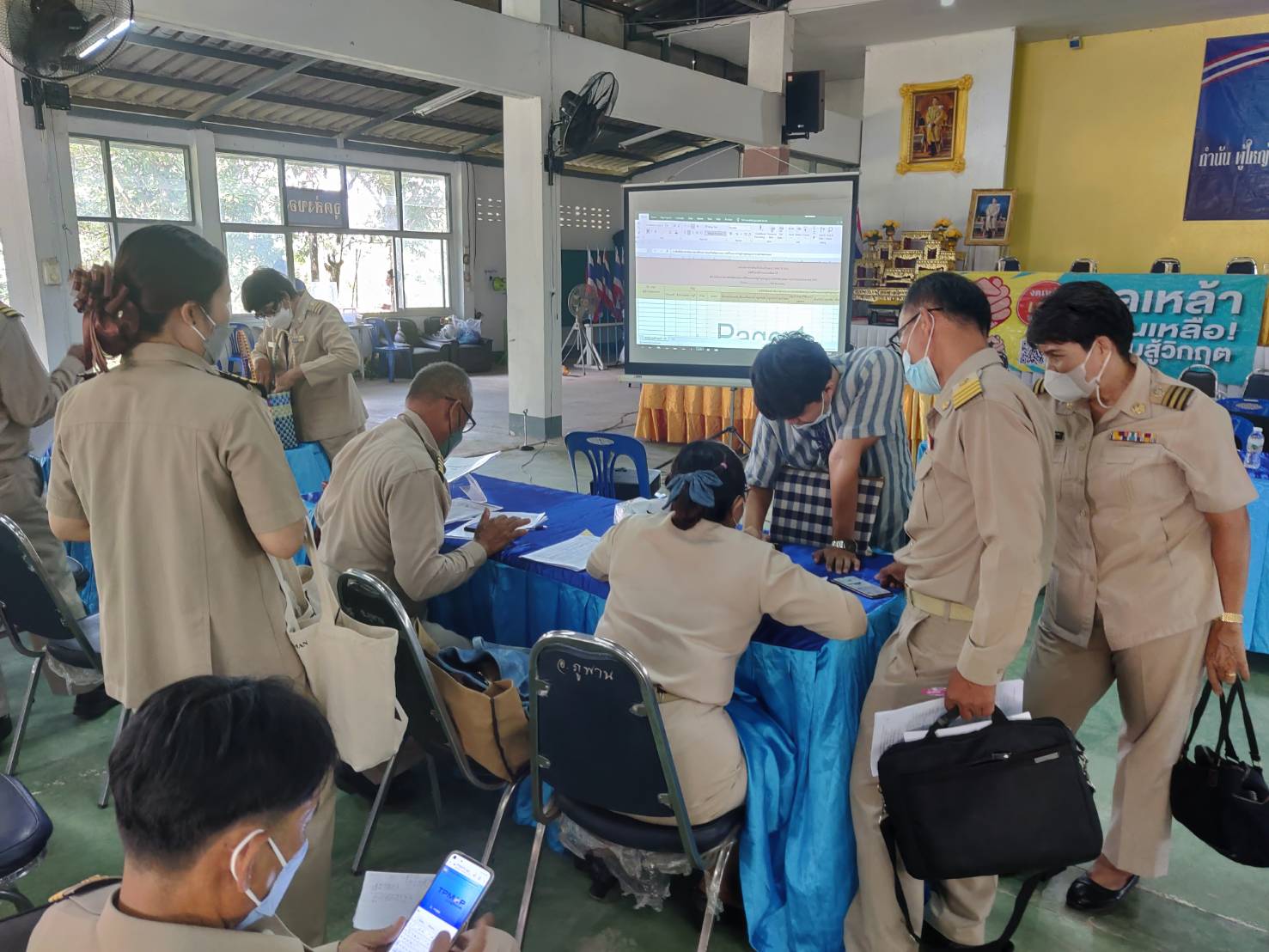 พช.สกลนคร : สนันสนุนการขับเคลื่อนการดำเนินงานขจัดความยากจนและพัฒนาคนทกช่วงวัยอย่างยั่งยืนตามหลักปรัชญาของเศรษฐพอเพียง ตามภารกิจสำคัญของกรมการพัฒนาชุมชน กระทรวงมหาดไทย ในเขตพื้นที่อำเภอภูพาน จังหวัดสกลนคร