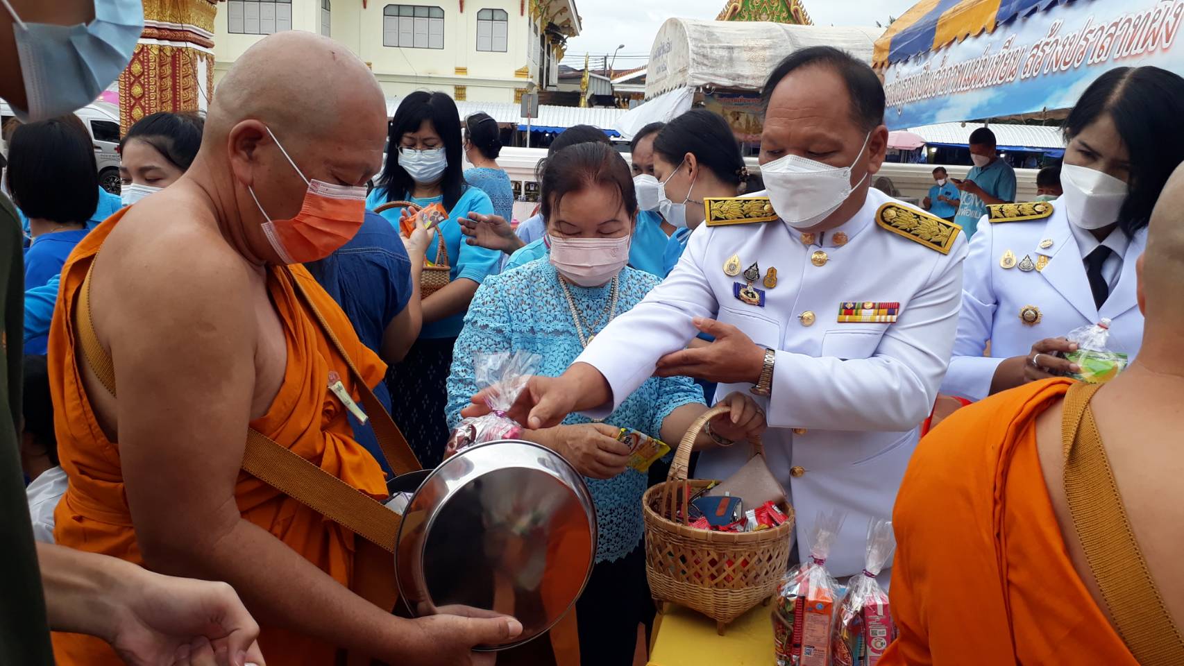 จังหวัดสกลนคร : จัดพิธีทำบุญตักบาตรเพื่อถวายเป็นพระราชกุศล สมเด็จพระนางเจ้าสิริกิติ์ พระบรมราชินีนาถ พระบรมราชชนนีพันปีหลวง เนื่องในโอกาสมหามงคลเฉลิมพระชนมพรรษา 90 พรรษา 12 สิงหาคม 2565