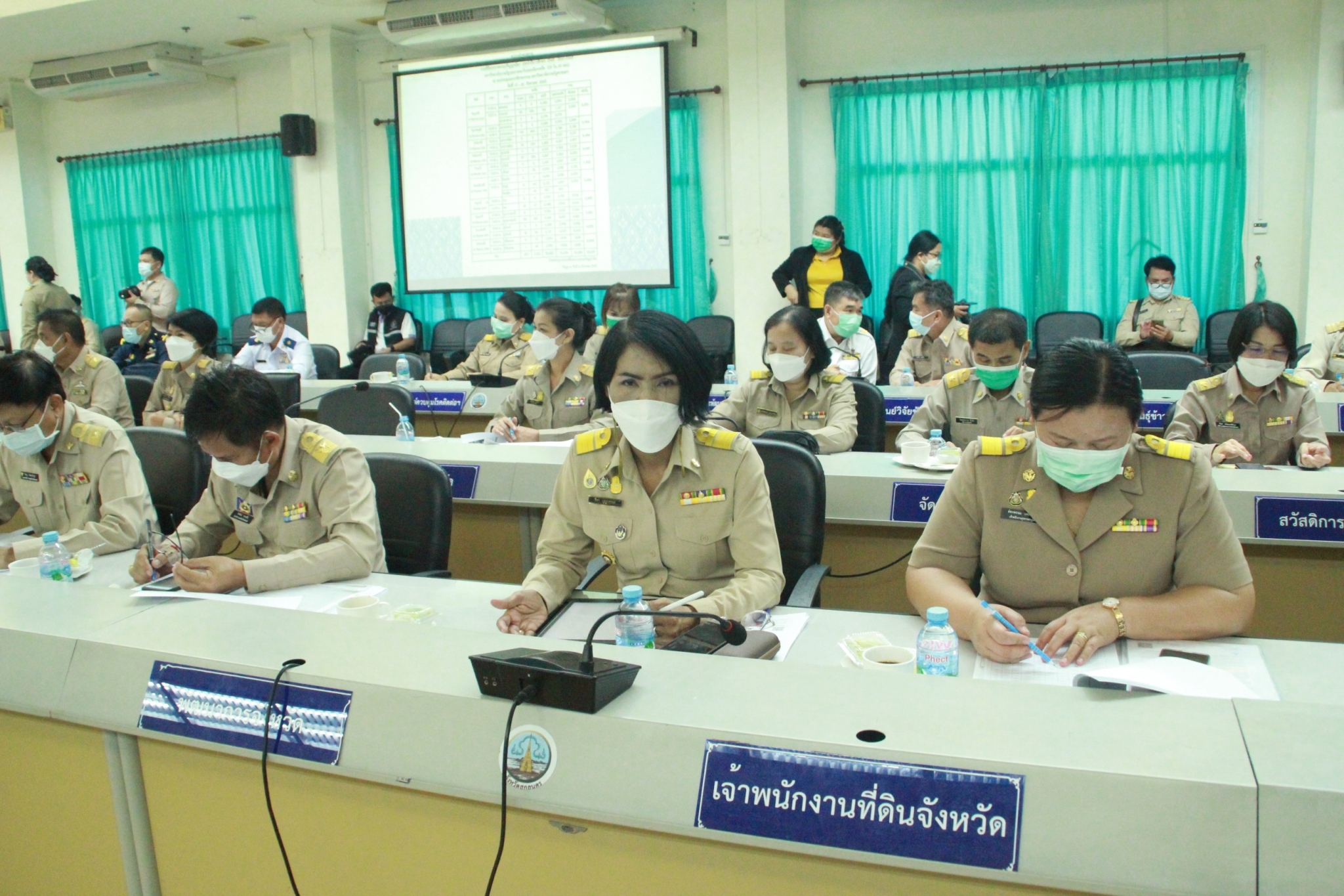 พช.สกลนคร : รับมอบโล่รางวัลหน่วยงาน องค์กร ส่งเสริมสนับสนุนการใช้และแต่งกายด้วยผ้าไทย ดีเด่นจังหวัดสกลนคร  ปีงบประมาณ พ.ศ. 2565 กิจกรรม “ภูษาศิลป์ จากท้องถิ่นสู่สากล” จังหวัดสกลนคร