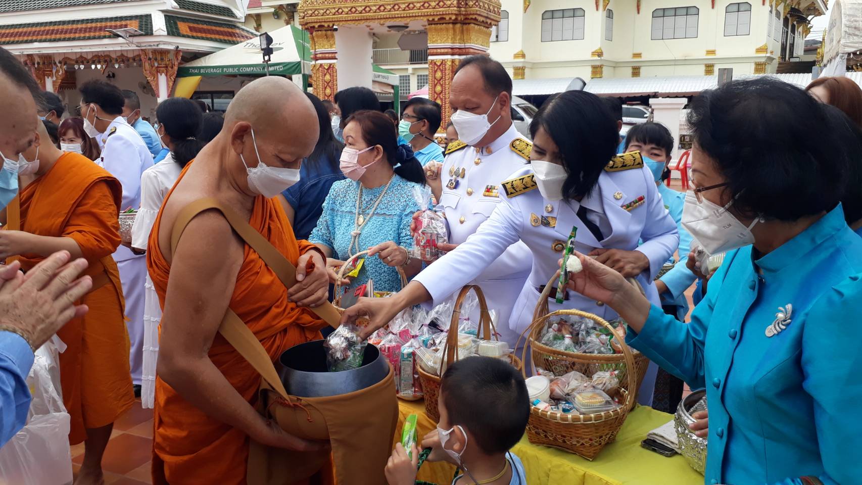 จังหวัดสกลนคร : จัดพิธีทำบุญตักบาตรเพื่อถวายเป็นพระราชกุศล สมเด็จพระนางเจ้าสิริกิติ์ พระบรมราชินีนาถ พระบรมราชชนนีพันปีหลวง เนื่องในโอกาสมหามงคลเฉลิมพระชนมพรรษา 90 พรรษา 12 สิงหาคม 2565