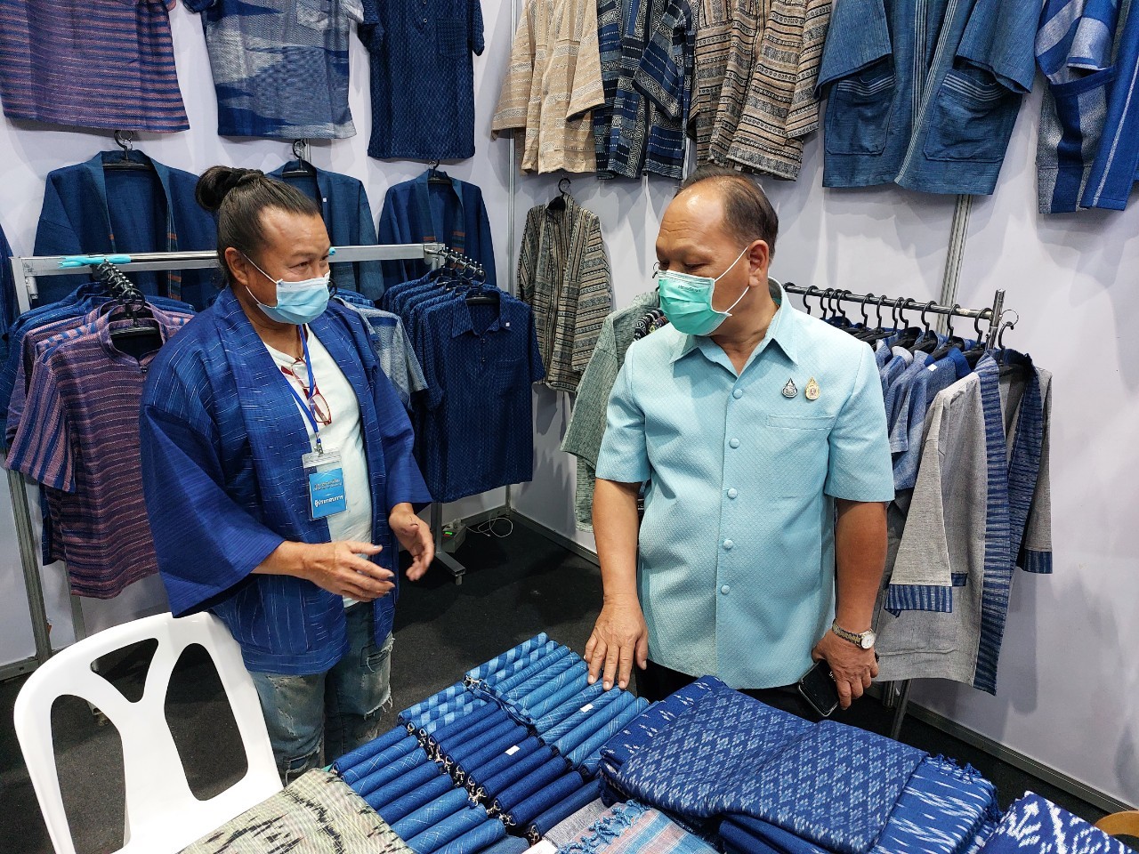 พัฒนาการจังหวัดสกลนคร : เยี่ยมให้กำลังใจผู้ผลิต ผู้ประกอบการ OTOP จังหวัดสกลนคร ในงาน “OTOP ศิลปาชีพ ประทีปไทย OTOP ก้าวไกลด้วยพระบารมี”