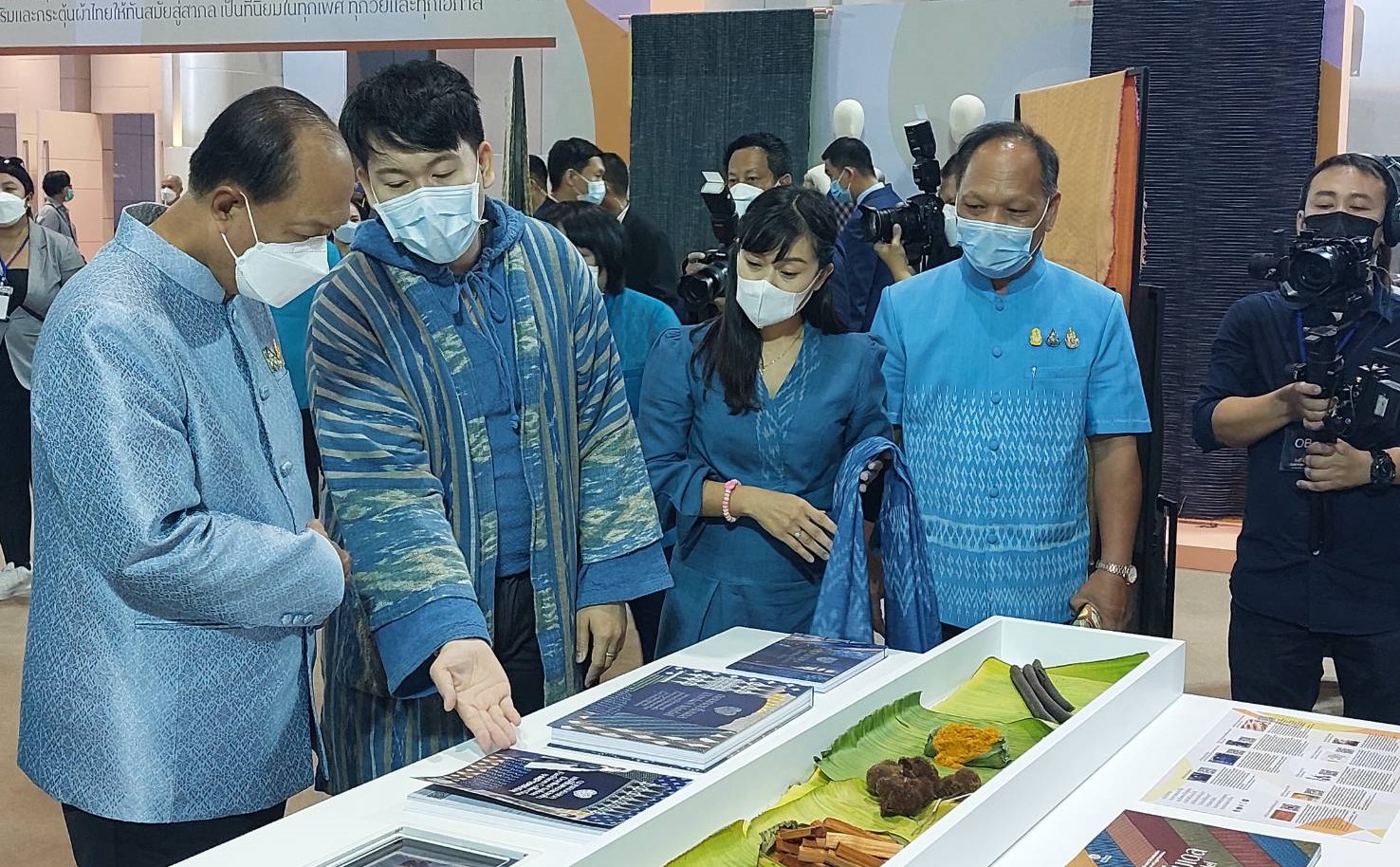 จังหวัดสกลนคร : ร่วมงาน OTOP ศิลปาชีพ ประทีปไทย OTOP ก้าวไกลด้วยพระบารมี “ผ้าทอไทย สายใยแห่งพระเมตตา สร้างอาชีพปวงประชาอย่างยั่งยืน”