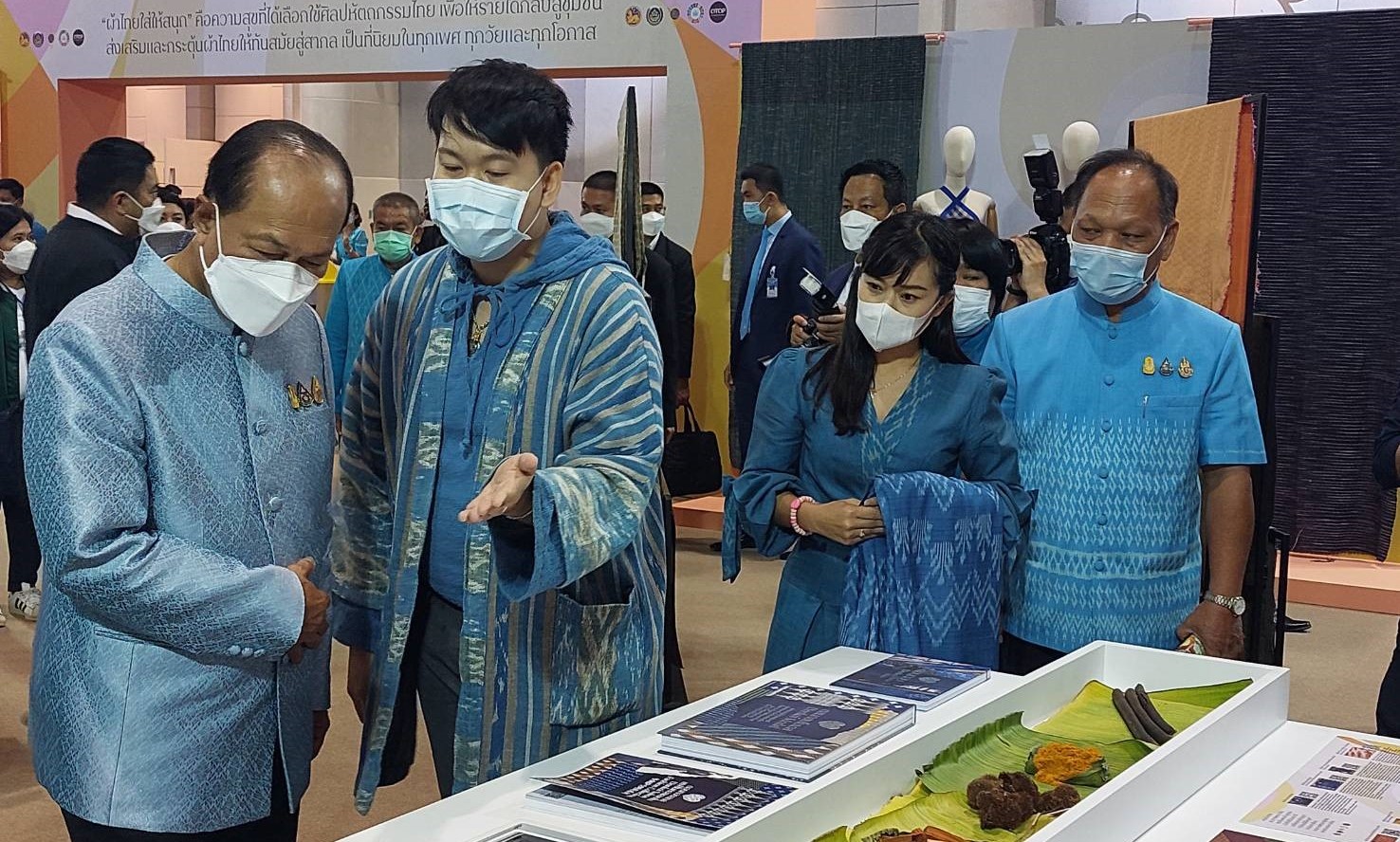 จังหวัดสกลนคร : ร่วมงาน OTOP ศิลปาชีพ ประทีปไทย OTOP ก้าวไกลด้วยพระบารมี “ผ้าทอไทย สายใยแห่งพระเมตตา สร้างอาชีพปวงประชาอย่างยั่งยืน”