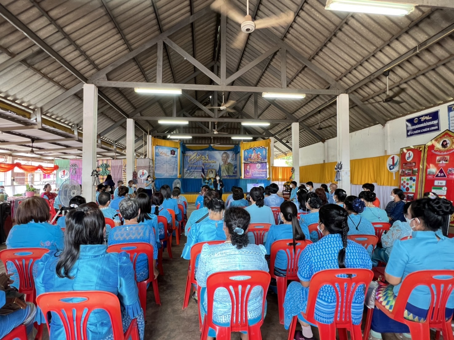 จังหวัดสกลนคร : ต้อนรับคณะศึกษาดูงานจากเทศบาลเมืองทุ่งสง จังหวัดนครศรีธรรมราช ฃึ่งเดินทางมาศึกษาดูงานกองทุนแม่ของแผ่นดินต้นแบบ  ปี 2565 ของจังหวัดสกลนคร