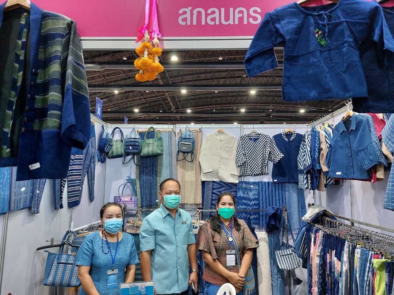 พัฒนาการจังหวัดสกลนคร : เยี่ยมให้กำลังใจผู้ผลิต ผู้ประกอบการ OTOP จังหวัดสกลนคร ในงาน “OTOP ศิลปาชีพ ประทีปไทย OTOP ก้าวไกลด้วยพระบารมี”