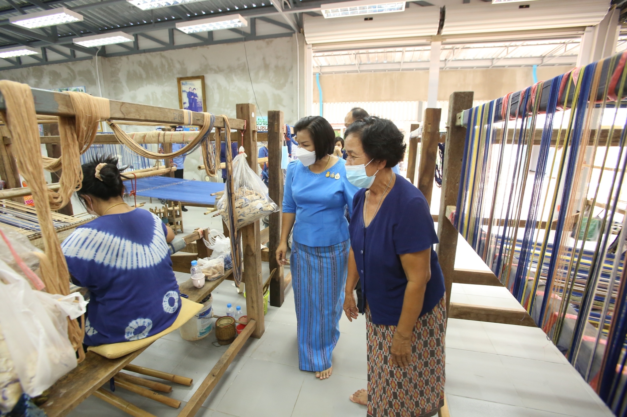 ผู้ตรวจราชการกรม กรมการพัฒนาชุมชน กระทรวงมหาดไทย : เยี่ยมกลุ่มทอผ้าย้อมครามบ้านดอนกอย ณ ศูนย์เรียนรู้ผ้าย้อมคราม “วิชชาลัยดอนกอย วิถีแห่งการพัฒนาที่ยั่งยืน”