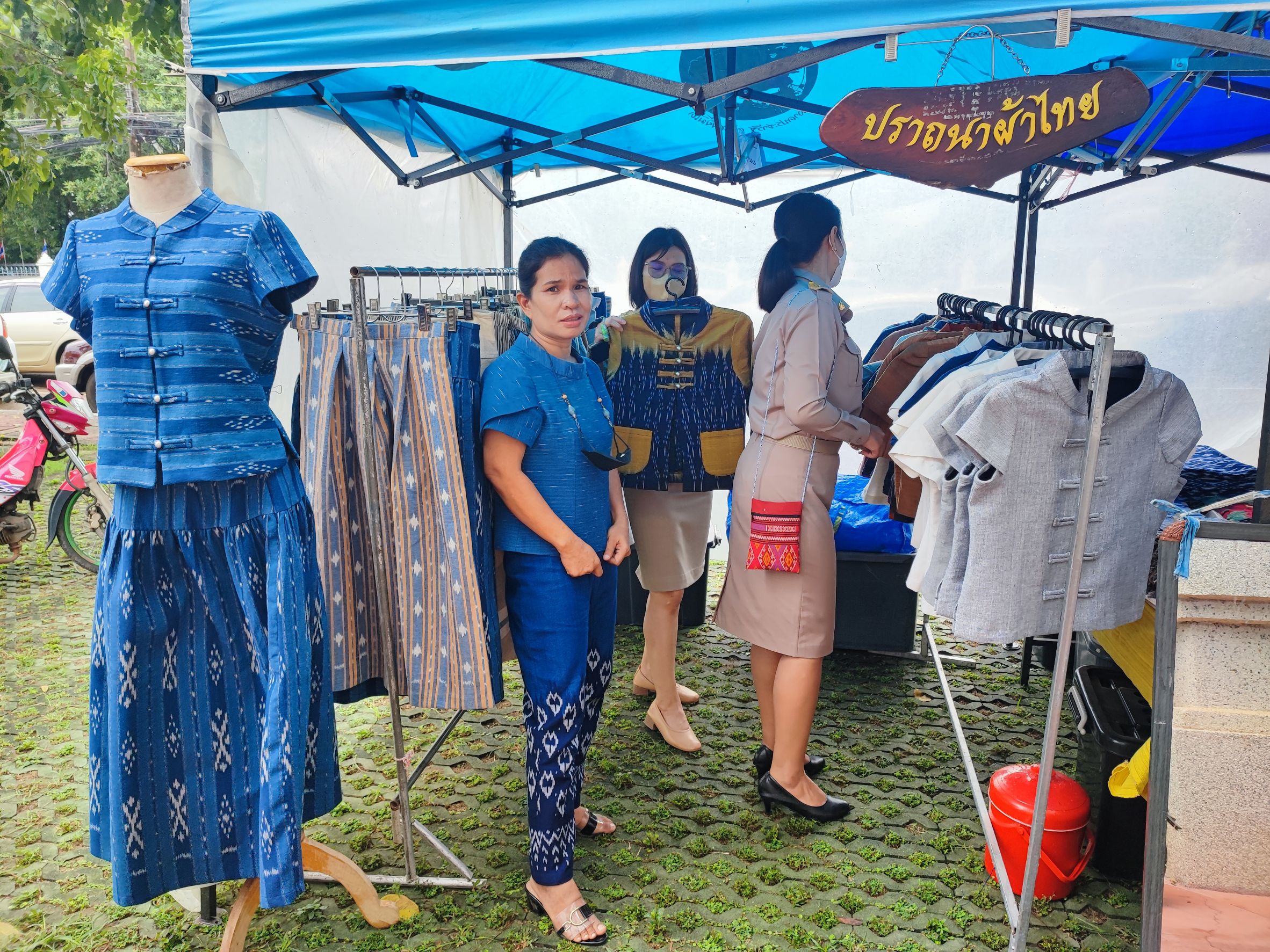 พช.สกลนคร:จัดตลาดนัดสินค้า OTOP สู้ภัยโควิด-19 เพื่อช่วยเหลือผู้ผลิต ผู้ประกอบการ OTOP ในเขตพื้นที่จังหวัดสกลนคร