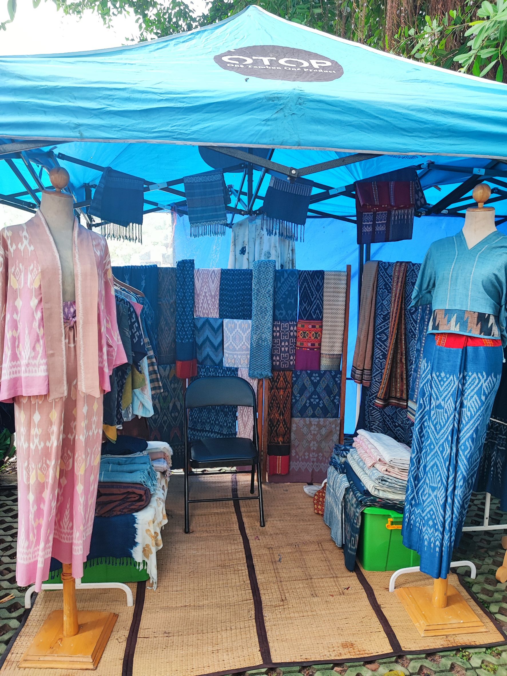 พช.สกลนคร:จัดตลาดนัดสินค้า OTOP สู้ภัยโควิด-19 เพื่อช่วยเหลือผู้ผลิต ผู้ประกอบการ OTOP ในเขตพื้นที่จังหวัดสกลนคร