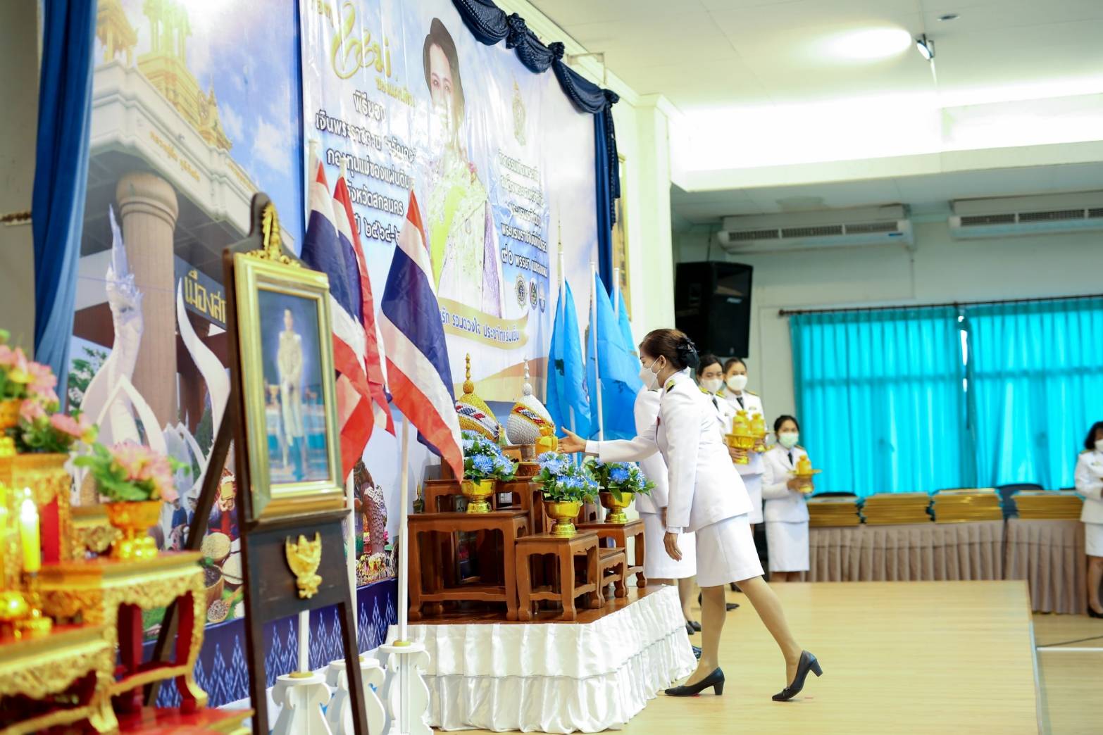 จังหวัดสกลนคร : จัดพิธีมอบเงินพระราชทานขวัญถุงกองทุนแม่ของแผ่นดิน เทิดพระเกียรติ สมเด็จพระนางเจ้าสิริกิติ์ พระบรมราชินีนาถ พระบรมราชชนนีพันปีหลวง ภายใต้แนวคิด ๙๐ พรรษา แม่ของแผ่นดิน “ร้อยความรัก รวมดวงใจ ประชาไทยร่มเย็น”
