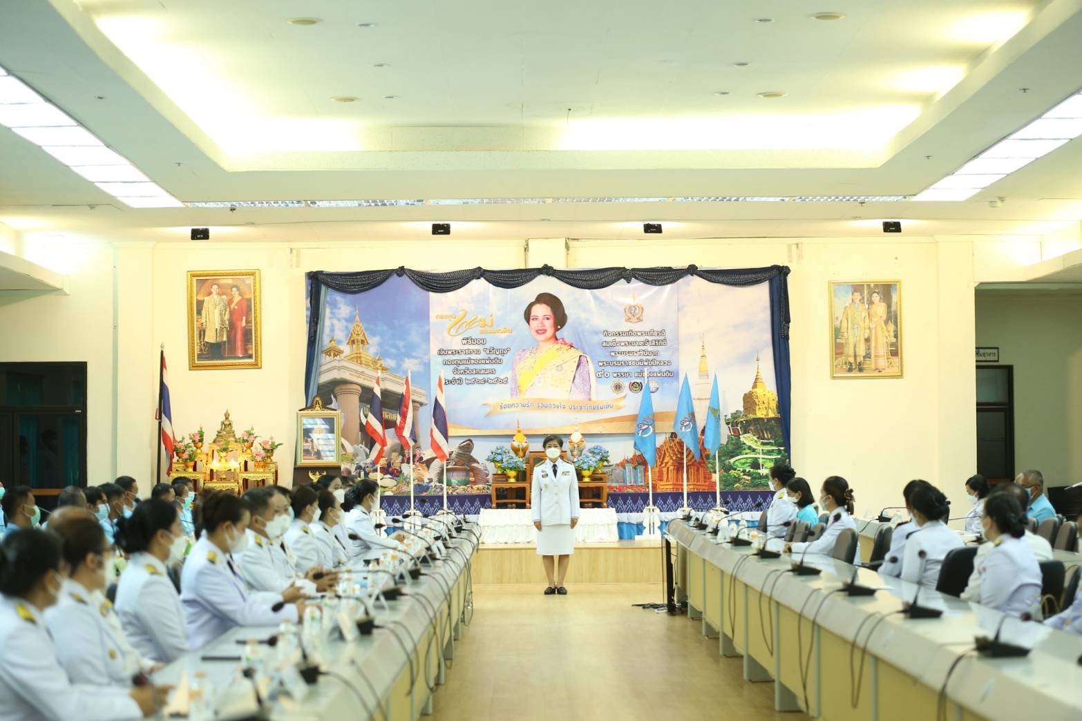 จังหวัดสกลนคร : จัดพิธีมอบเงินพระราชทานขวัญถุงกองทุนแม่ของแผ่นดิน เทิดพระเกียรติ สมเด็จพระนางเจ้าสิริกิติ์ พระบรมราชินีนาถ พระบรมราชชนนีพันปีหลวง ภายใต้แนวคิด ๙๐ พรรษา แม่ของแผ่นดิน “ร้อยความรัก รวมดวงใจ ประชาไทยร่มเย็น”
